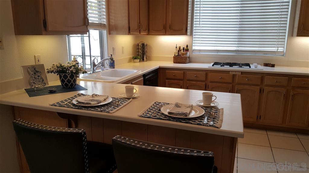 Detail Gallery Image 2 of 8 For 5157  Renaissance Ave.  a, San Diego,  CA 92122 - 3 Beds | 2/1 Baths