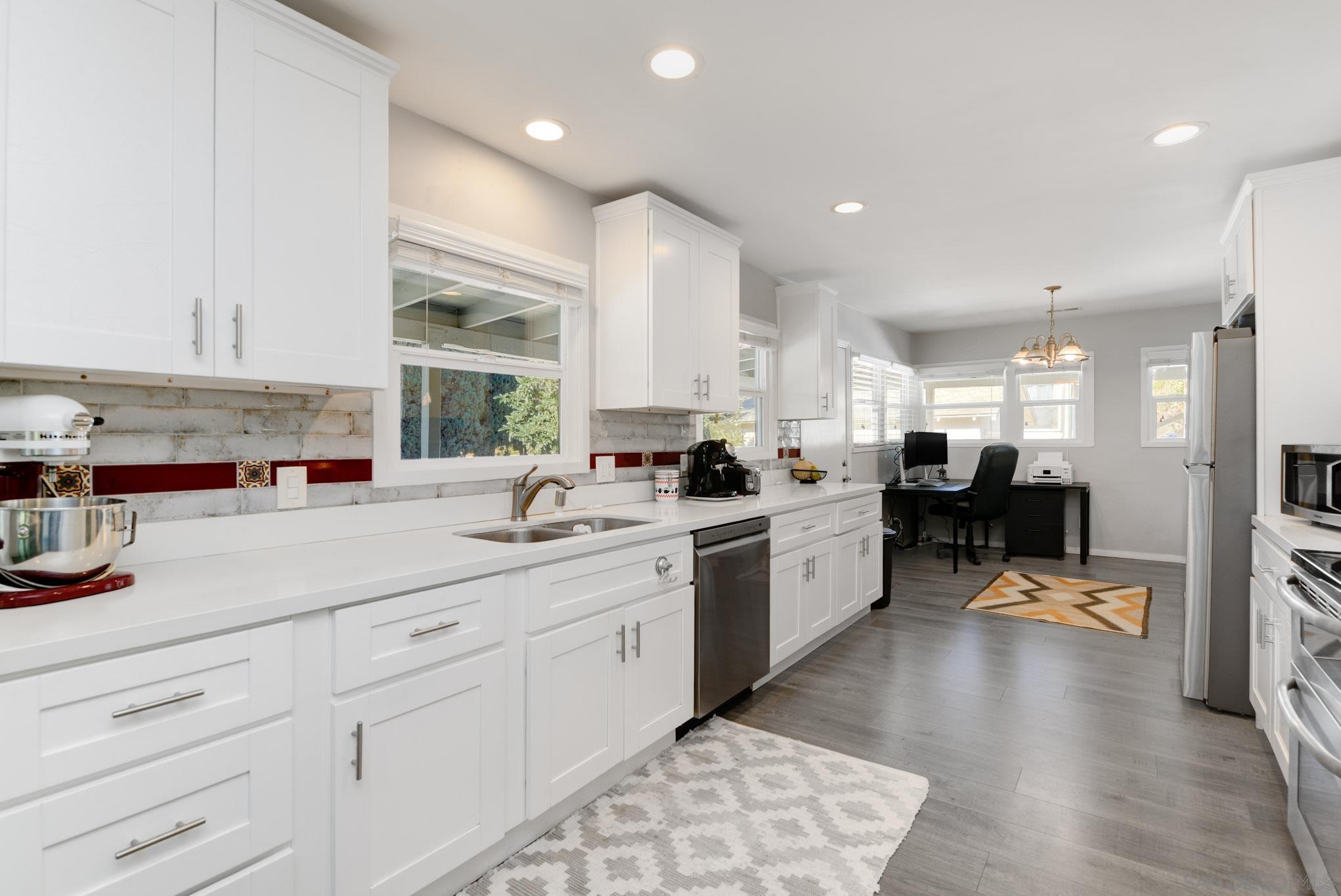 Detail Gallery Image 6 of 32 For 6150  Radio Dr, San Diego,  CA 92114 - 3 Beds | 3 Baths