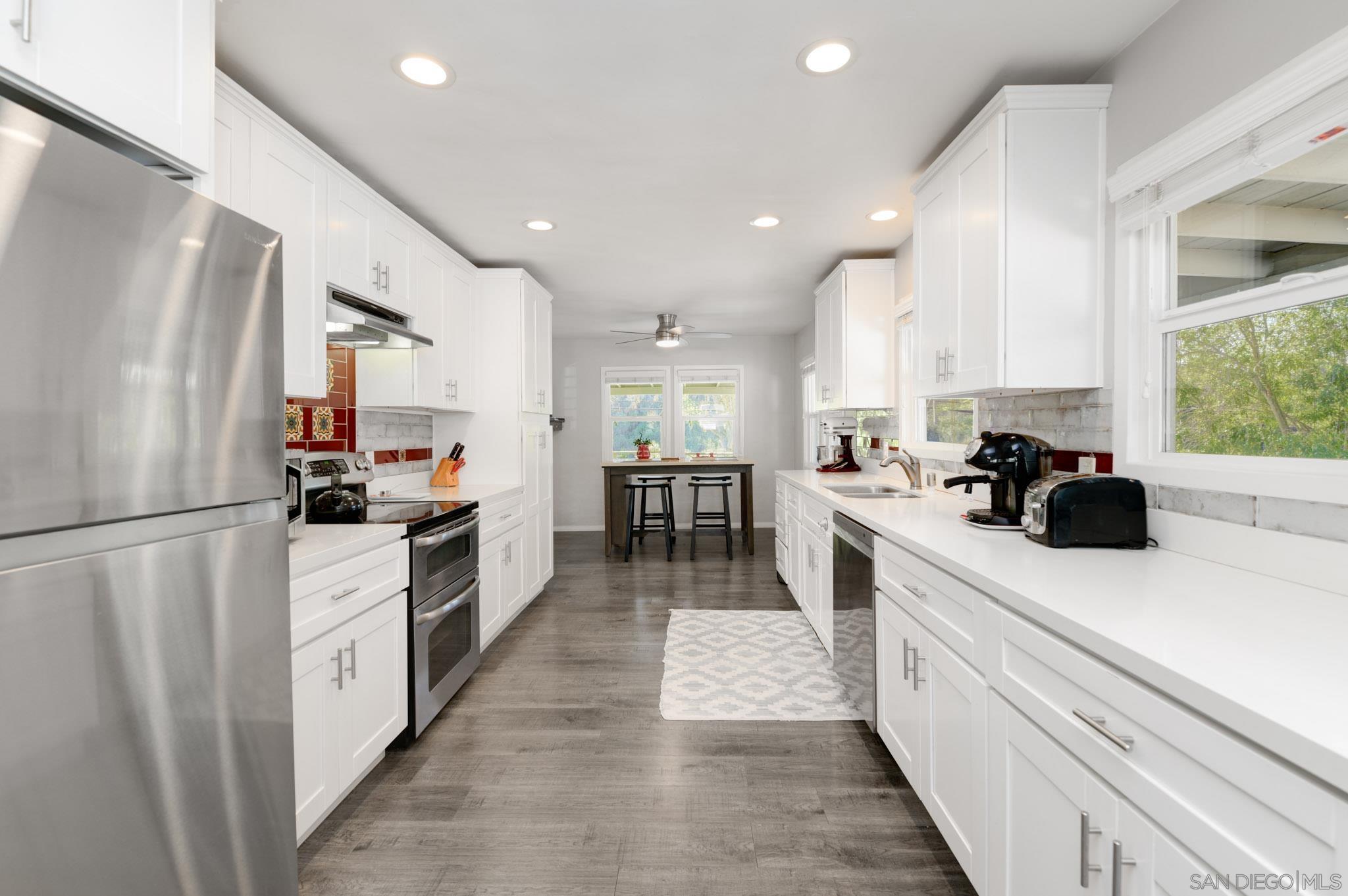 Detail Gallery Image 8 of 32 For 6150  Radio Dr, San Diego,  CA 92114 - 3 Beds | 3 Baths