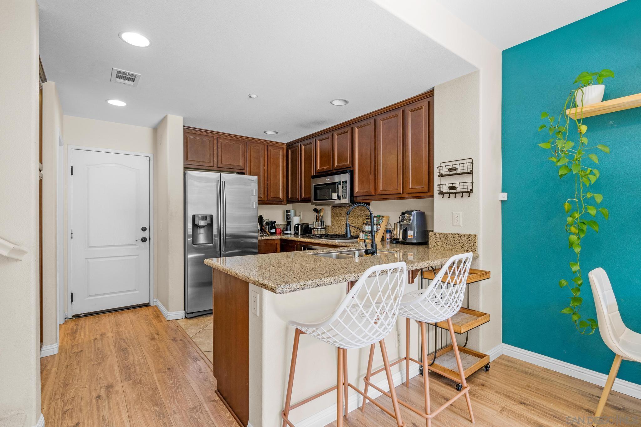 Detail Gallery Image 3 of 18 For 17071  Calle Trevino  #UNIT 8,  San Diego,  CA 92127 - 3 Beds | 2/1 Baths