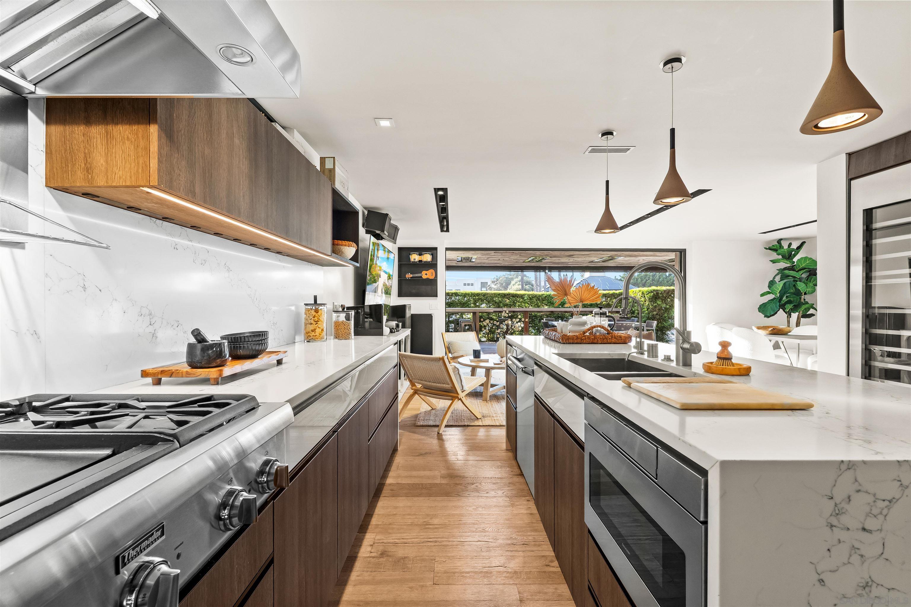 Detail Gallery Image 15 of 75 For 1715-17  Coast Blvd, Del Mar,  CA 92014 - 5 Beds | 4/1 Baths