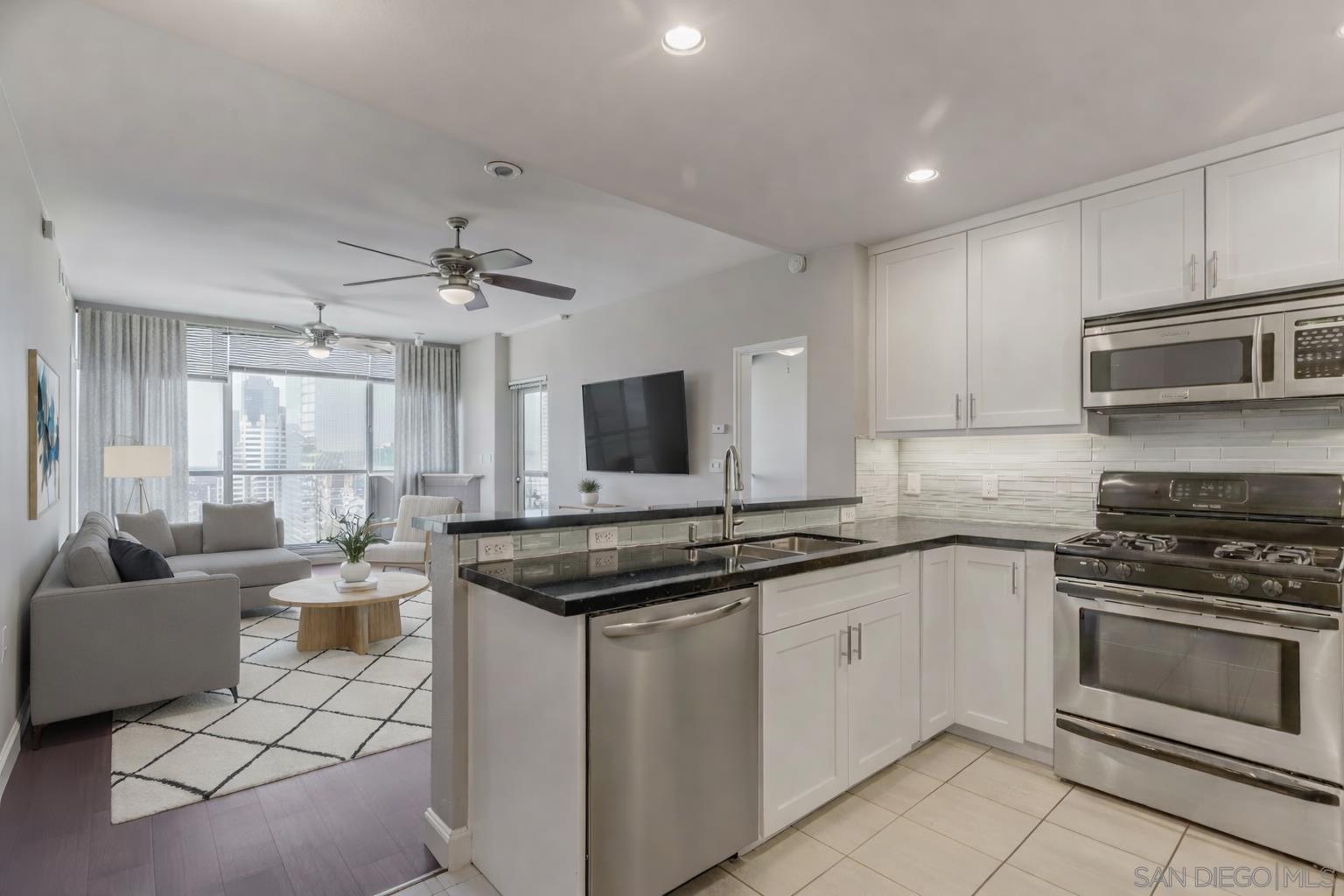 Detail Gallery Image 7 of 28 For 300  W Beech St  2101, San Diego,  CA 92101 - 2 Beds | 2 Baths