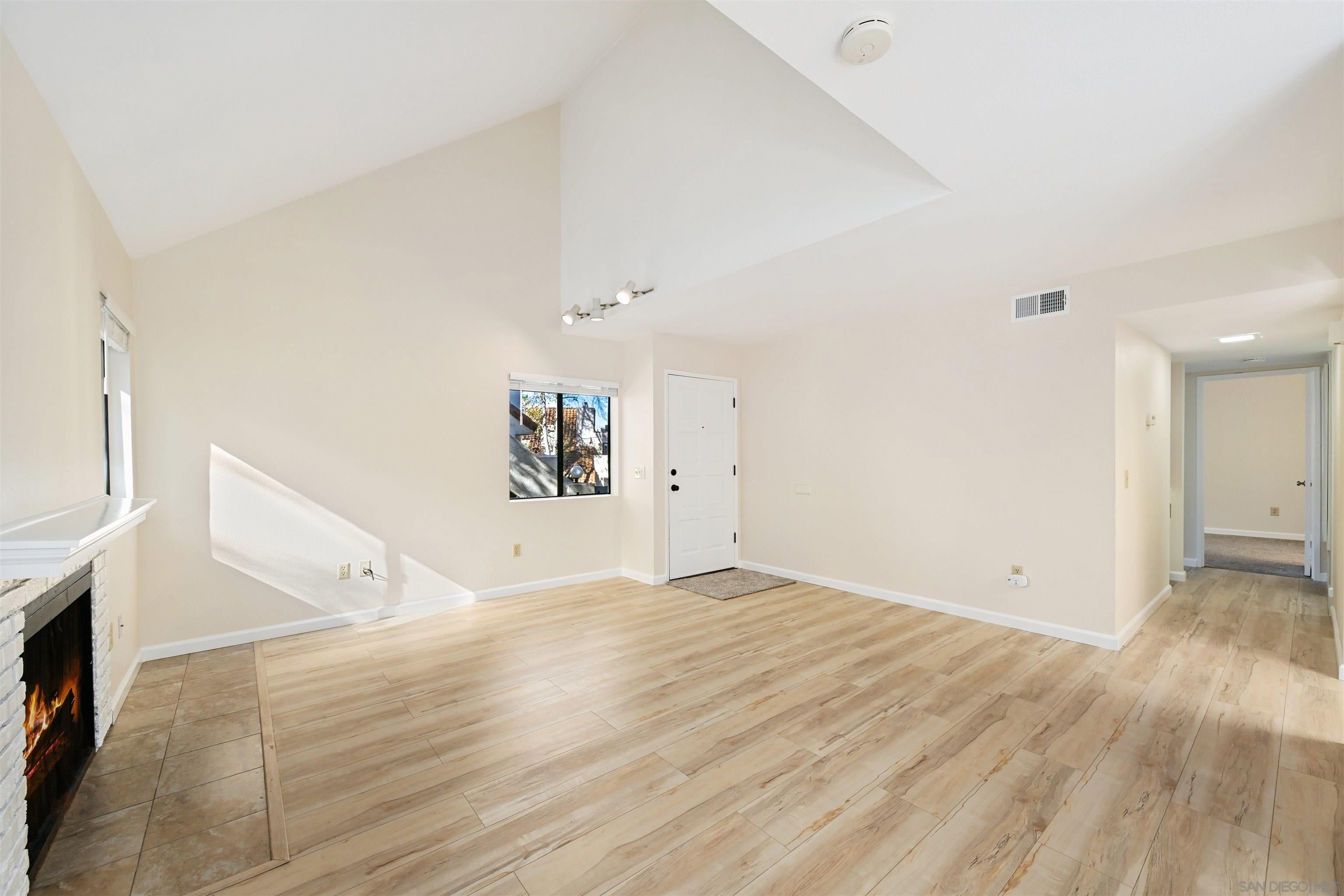 Detail Gallery Image 2 of 30 For 317 N Melrose Dr  #G,  Vista,  CA 92083 - 2 Beds | 2 Baths