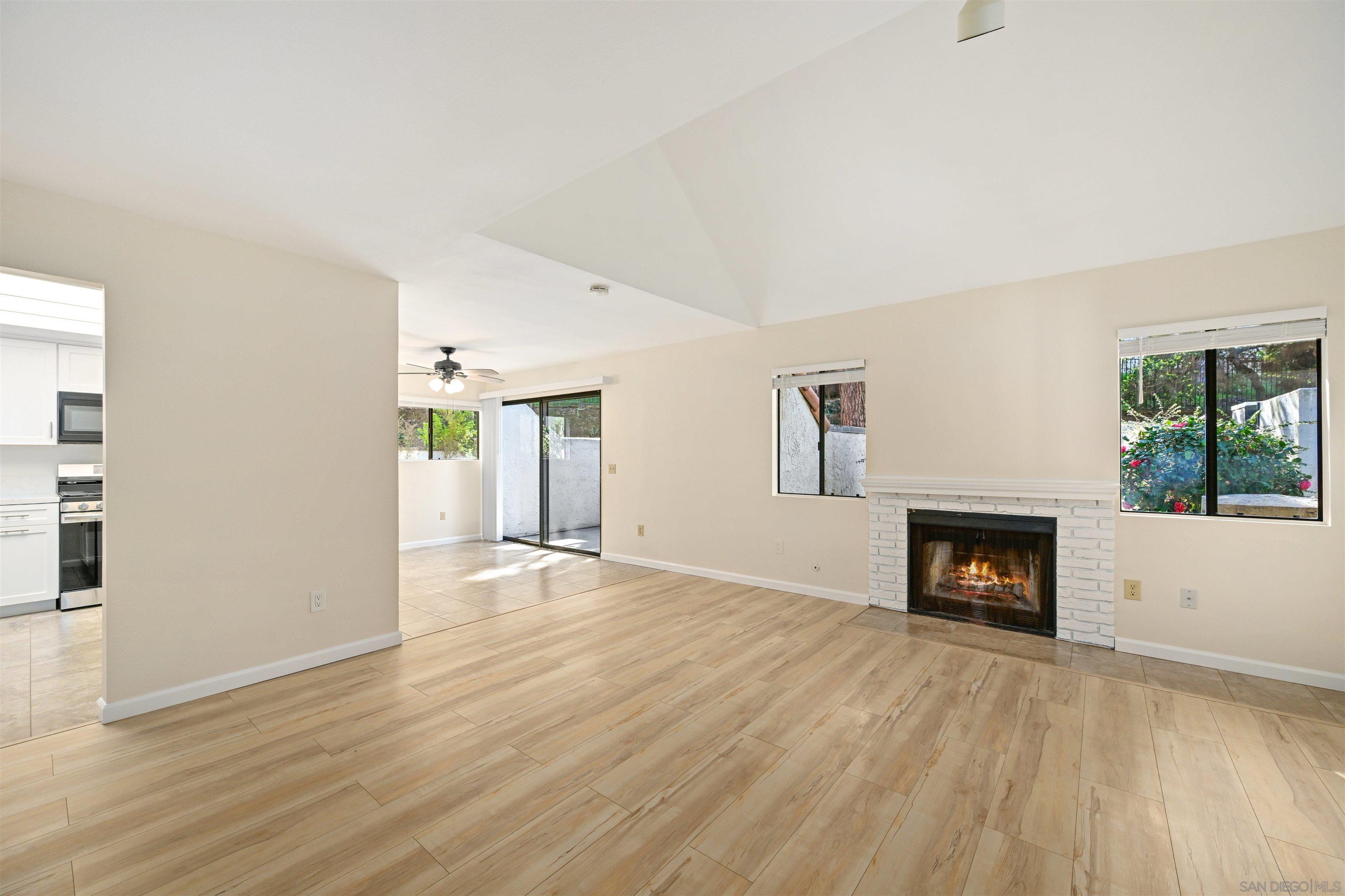 Detail Gallery Image 4 of 30 For 317 N Melrose Dr  #G,  Vista,  CA 92083 - 2 Beds | 2 Baths