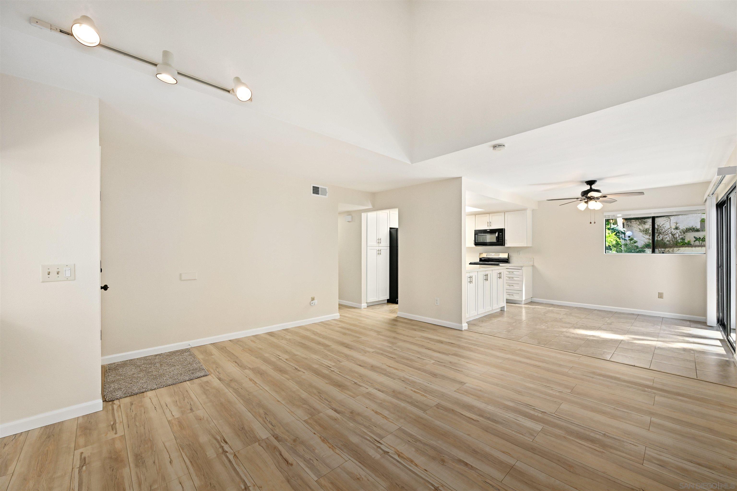 Detail Gallery Image 6 of 30 For 317 N Melrose Dr  #G,  Vista,  CA 92083 - 2 Beds | 2 Baths