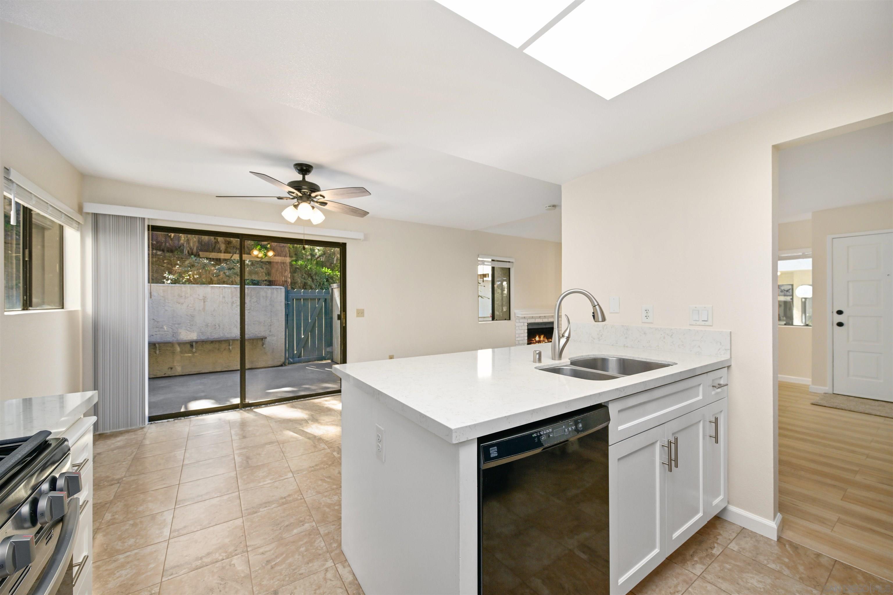 Detail Gallery Image 8 of 30 For 317 N Melrose Dr  #G,  Vista,  CA 92083 - 2 Beds | 2 Baths