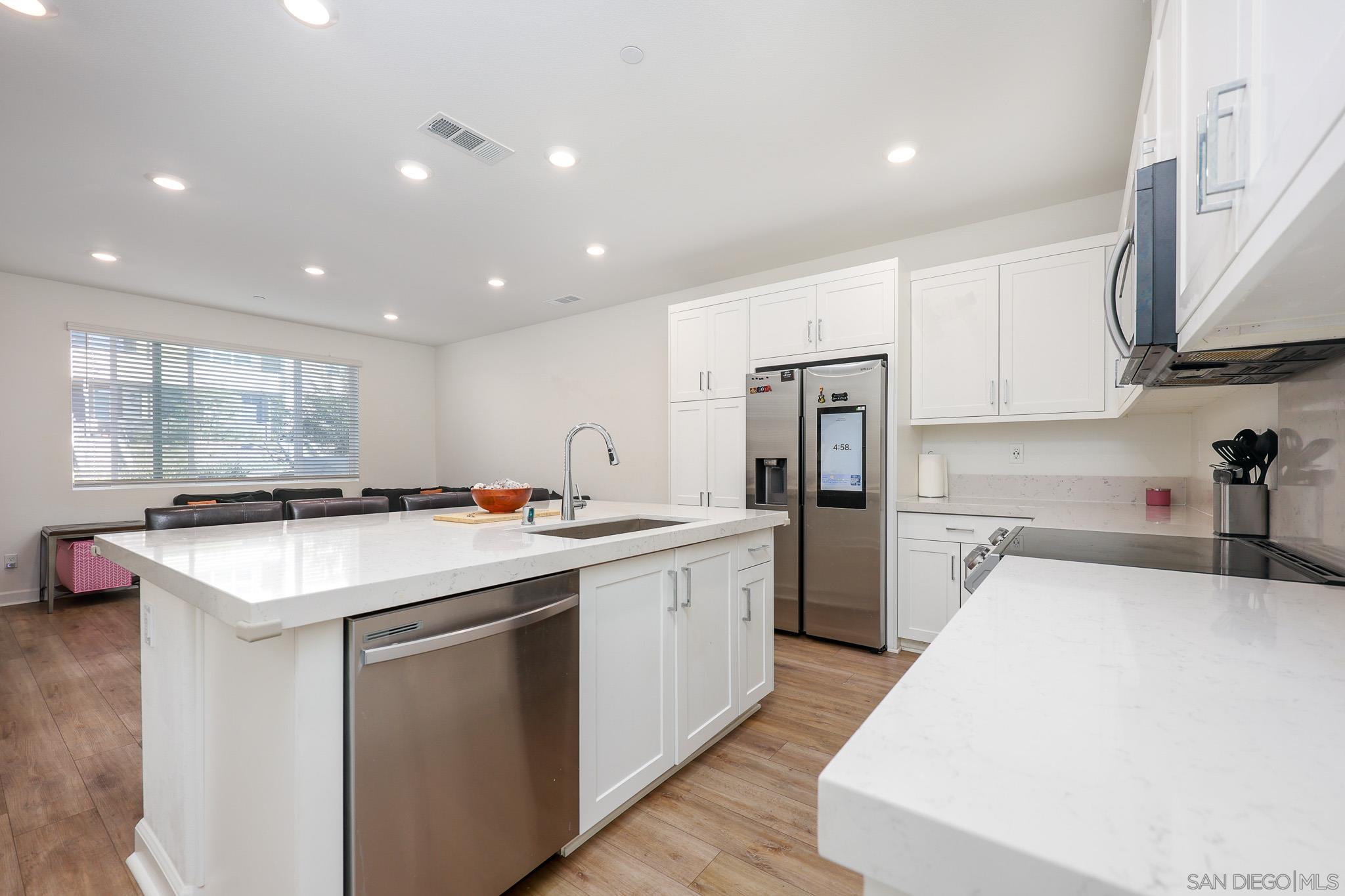 Detail Gallery Image 13 of 51 For 766  Jilian St  #2,  Chula Vista,  CA 91911 - 3 Beds | 2/1 Baths