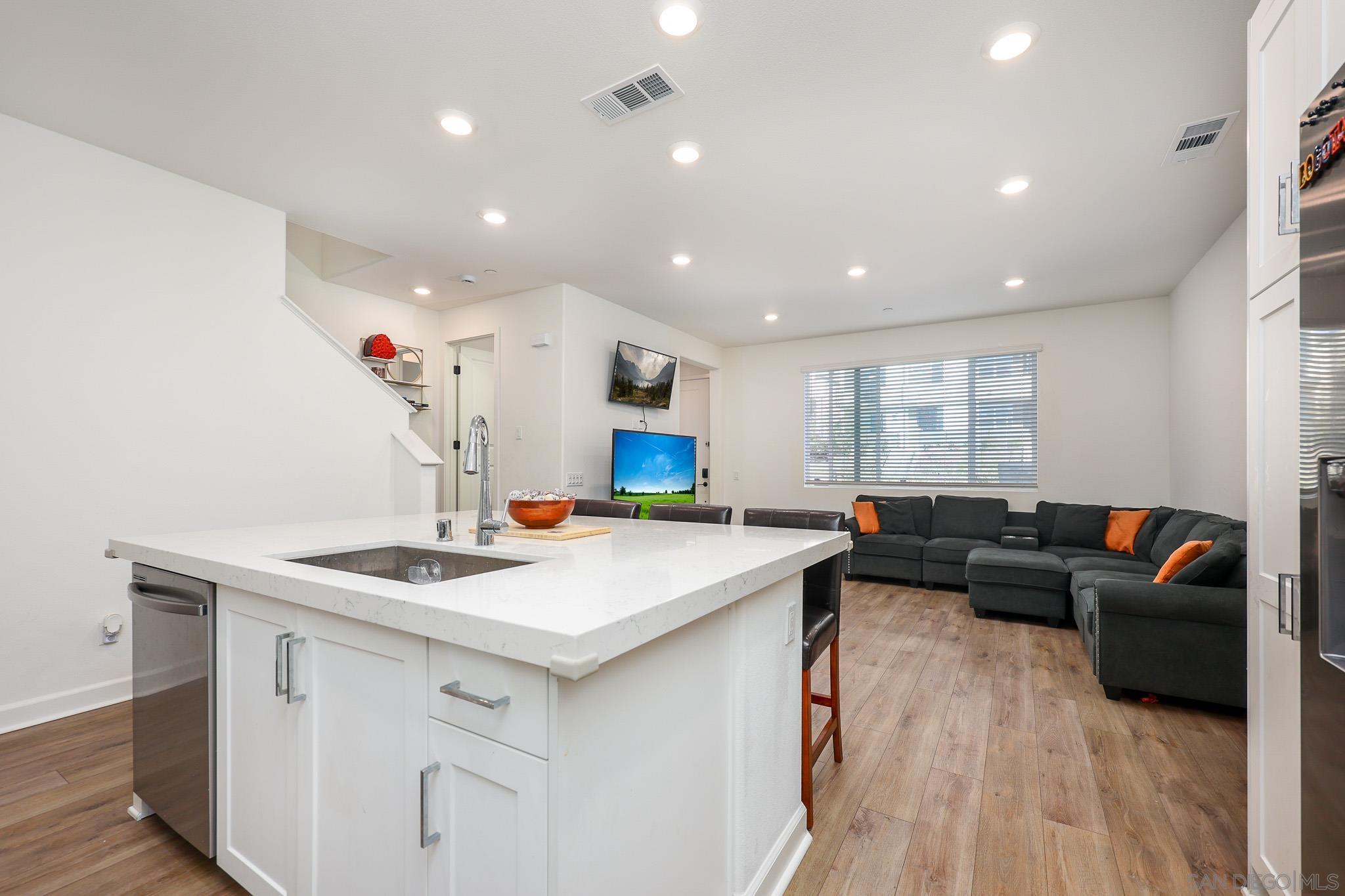 Detail Gallery Image 9 of 51 For 766  Jilian St  #2,  Chula Vista,  CA 91911 - 3 Beds | 2/1 Baths