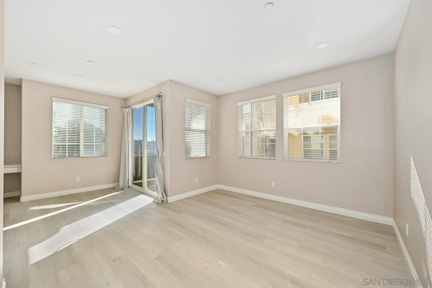 Detail Gallery Image 5 of 30 For 5074  Cascade Way  #102,  Oceanside,  CA 92057 - 2 Beds | 2/1 Baths