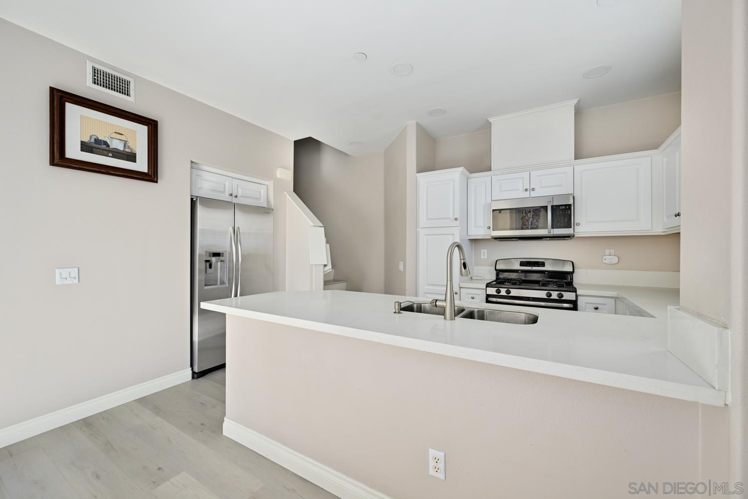 Detail Gallery Image 8 of 30 For 5074  Cascade Way  #102,  Oceanside,  CA 92057 - 2 Beds | 2/1 Baths
