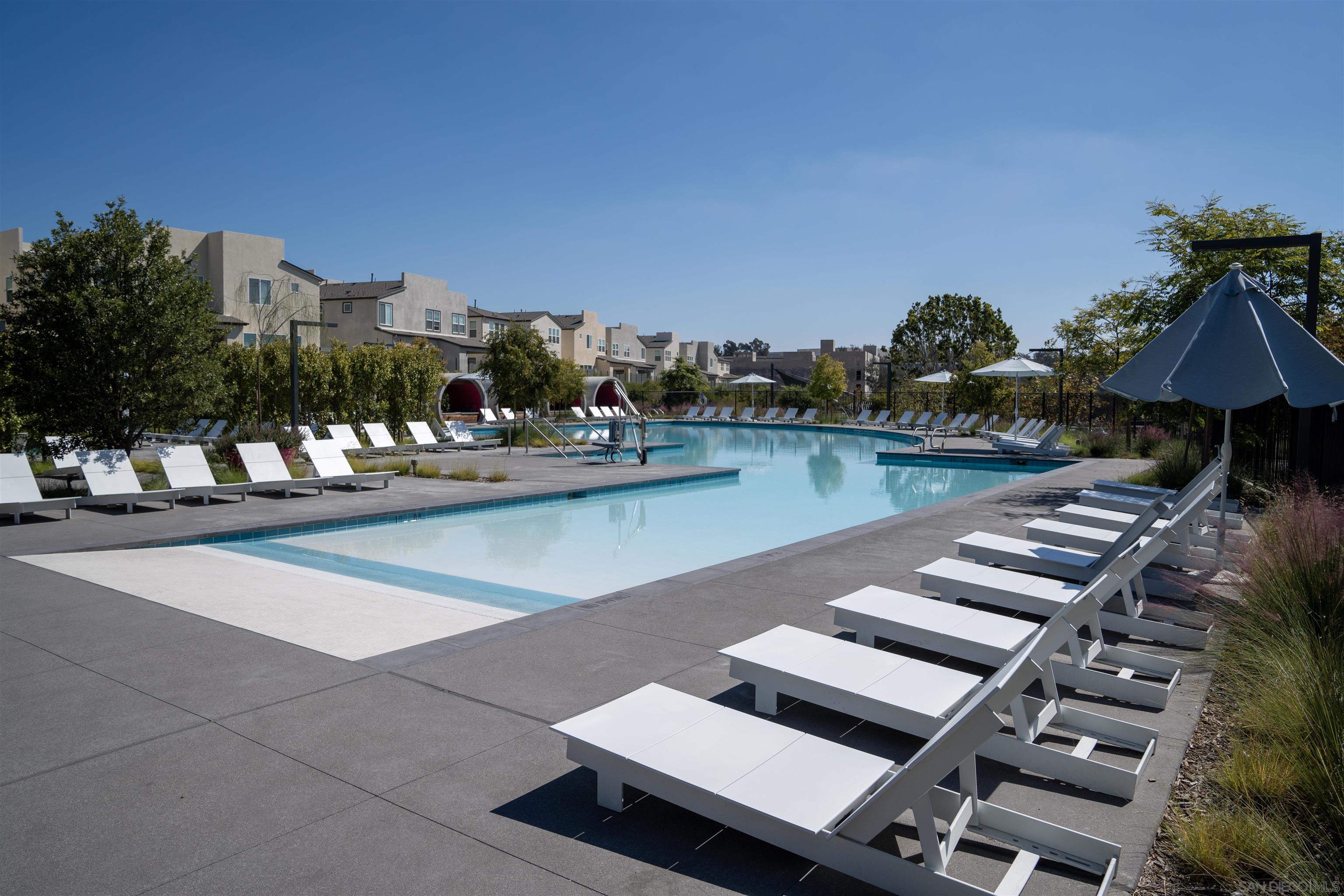 Detail Gallery Image 13 of 19 For 10662  Senna Way, San Diego,  CA 92126 - 4 Beds | 3 Baths