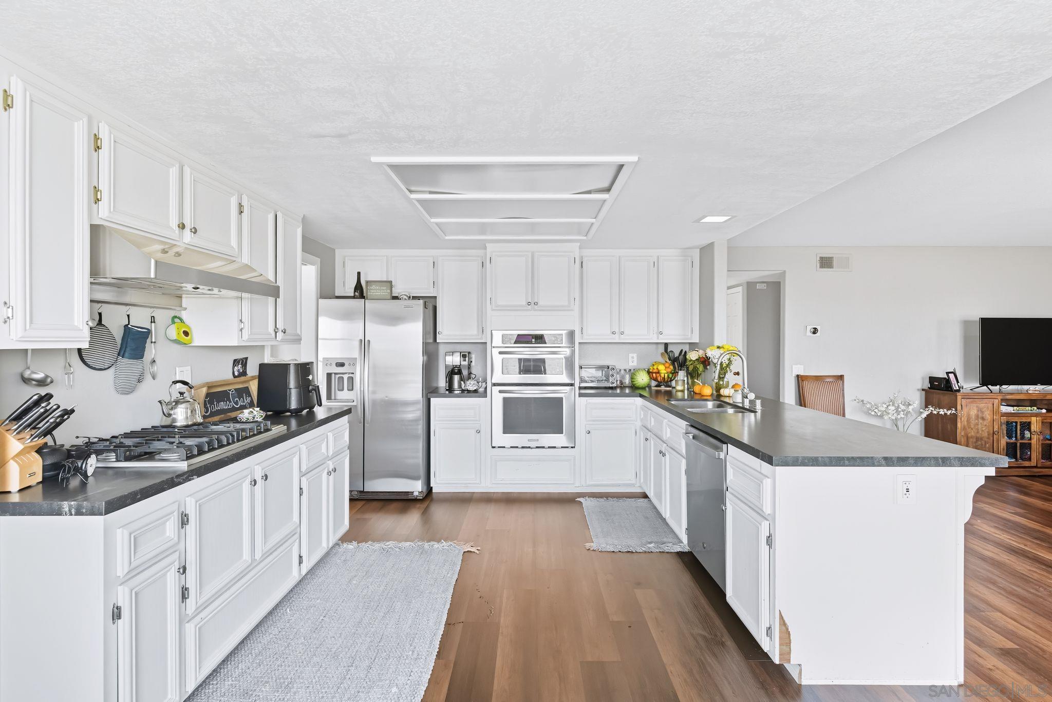 Detail Gallery Image 3 of 24 For 363  Surrey Dr, Bonita,  CA 91902 - 5 Beds | 3/1 Baths