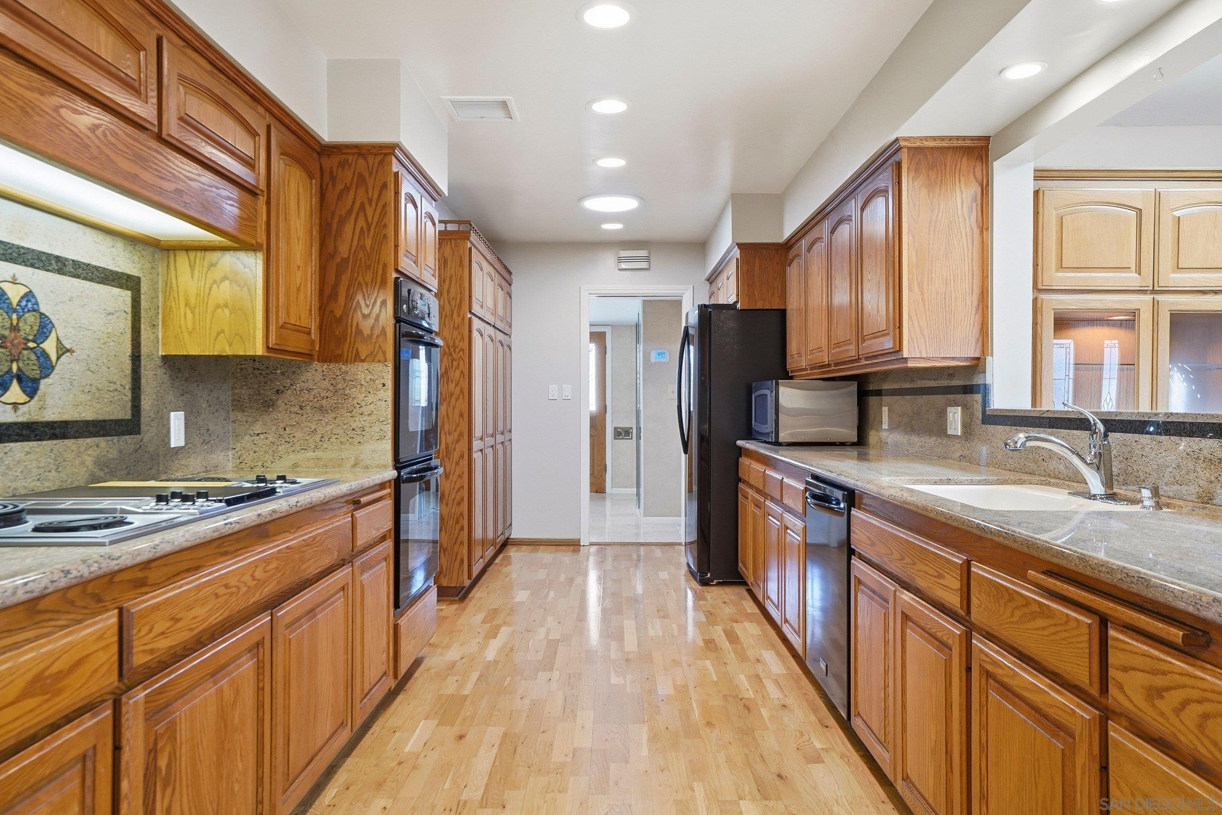 Detail Gallery Image 16 of 40 For 6110  Romany Dr, San Diego,  CA 92120 - 3 Beds | 3 Baths