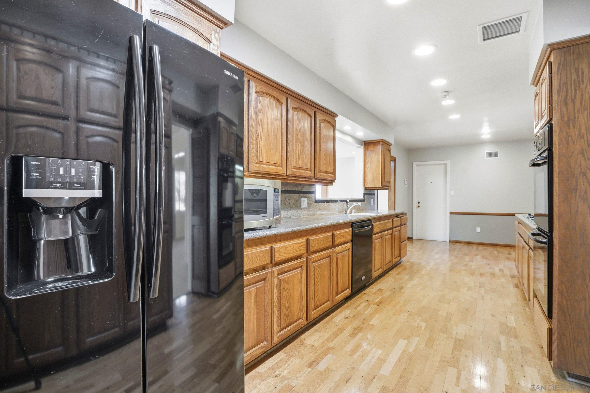 Detail Gallery Image 17 of 40 For 6110  Romany Dr, San Diego,  CA 92120 - 3 Beds | 3 Baths