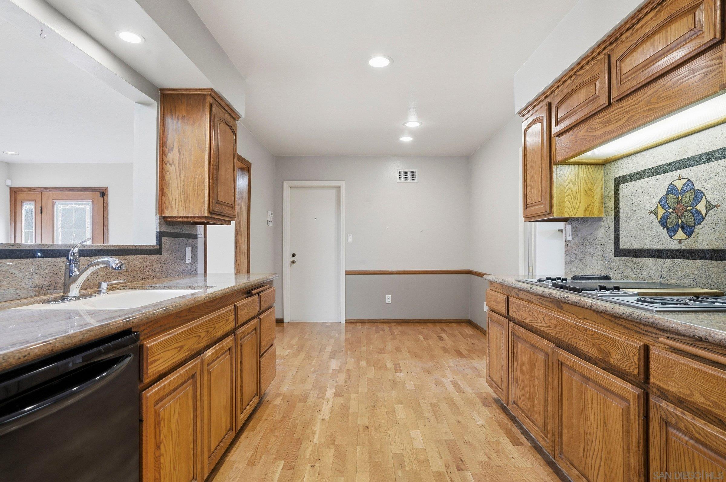 Detail Gallery Image 18 of 40 For 6110  Romany Dr, San Diego,  CA 92120 - 3 Beds | 3 Baths