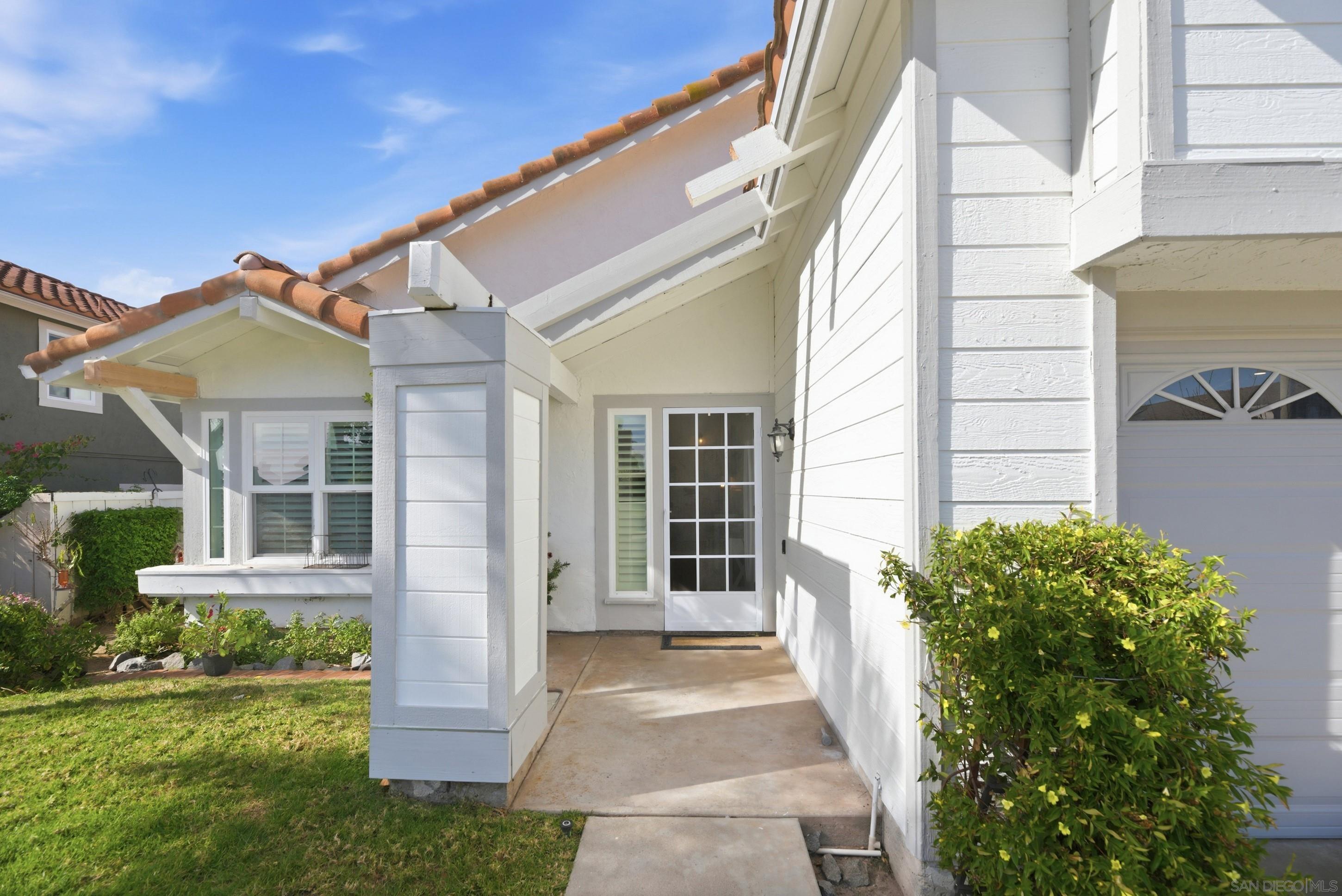 Detail Gallery Image 2 of 33 For 2121  Emberwood Way, Escondido,  CA 92029 - 3 Beds | 2 Baths