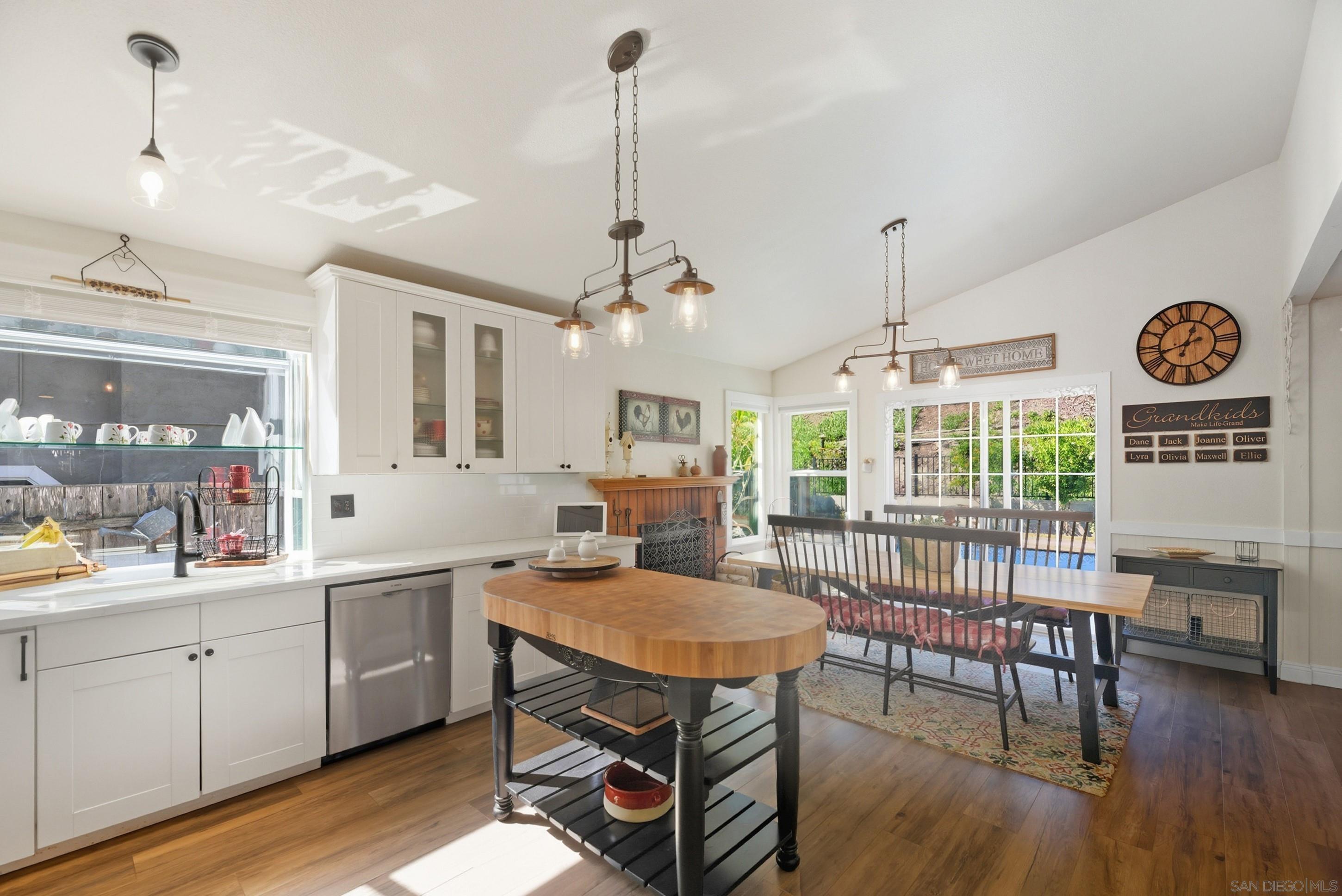 Detail Gallery Image 7 of 33 For 2121  Emberwood Way, Escondido,  CA 92029 - 3 Beds | 2 Baths