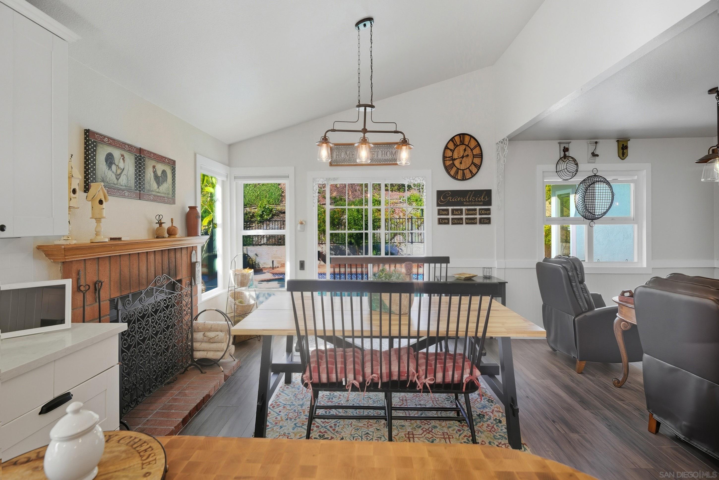 Detail Gallery Image 8 of 33 For 2121  Emberwood Way, Escondido,  CA 92029 - 3 Beds | 2 Baths