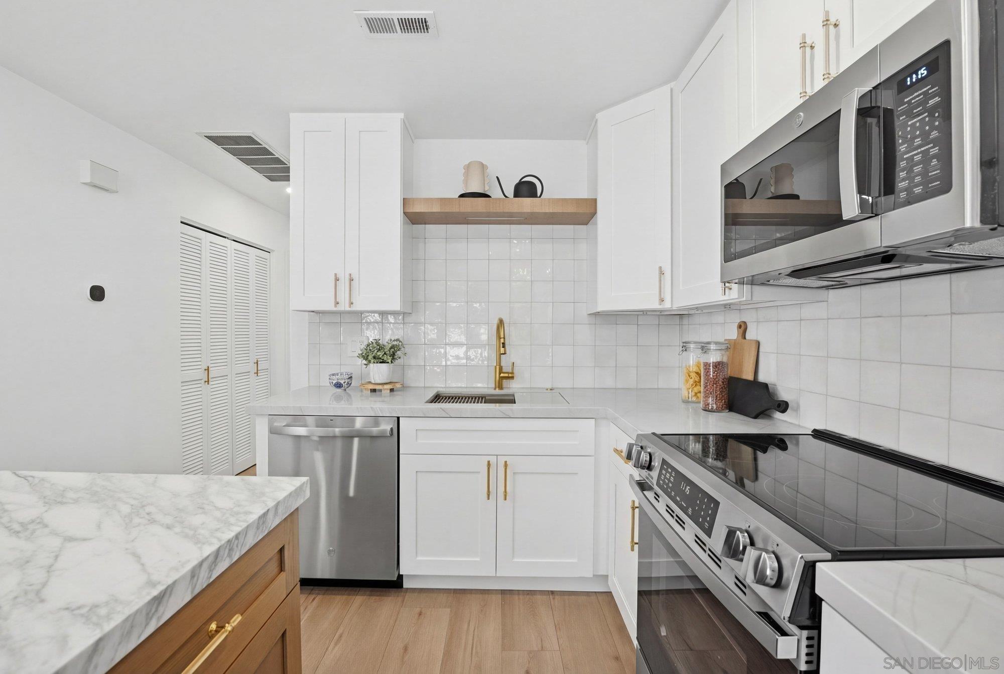 Detail Gallery Image 12 of 28 For 1926  Springdale Ln, Encinitas,  CA 92024 - 3 Beds | 2 Baths