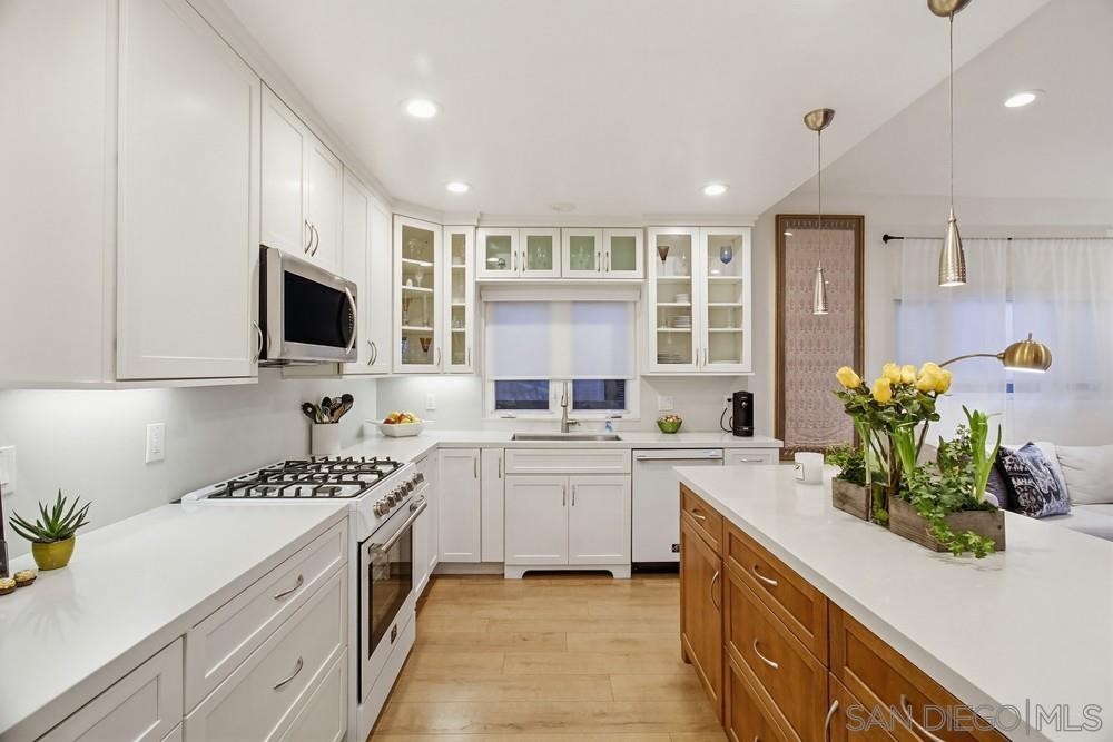 Detail Gallery Image 12 of 75 For 4460  Niagara Avenue, San Diego,  CA 92107 - 4 Beds | 4 Baths