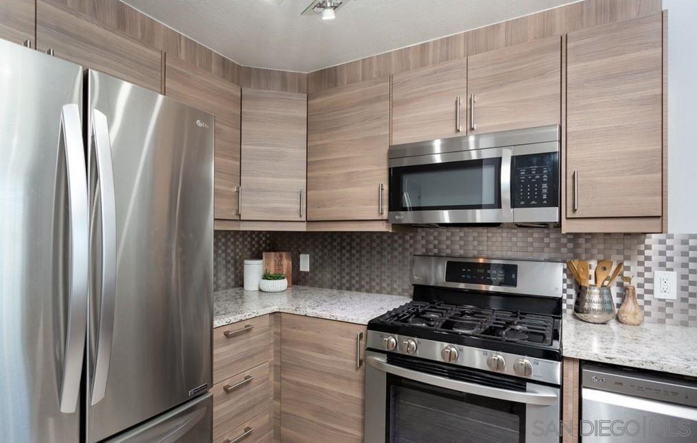 Detail Gallery Image 2 of 6 For 8605  Arminda Cir  #6,  Santee,  CA 92071 - 2 Beds | 2 Baths