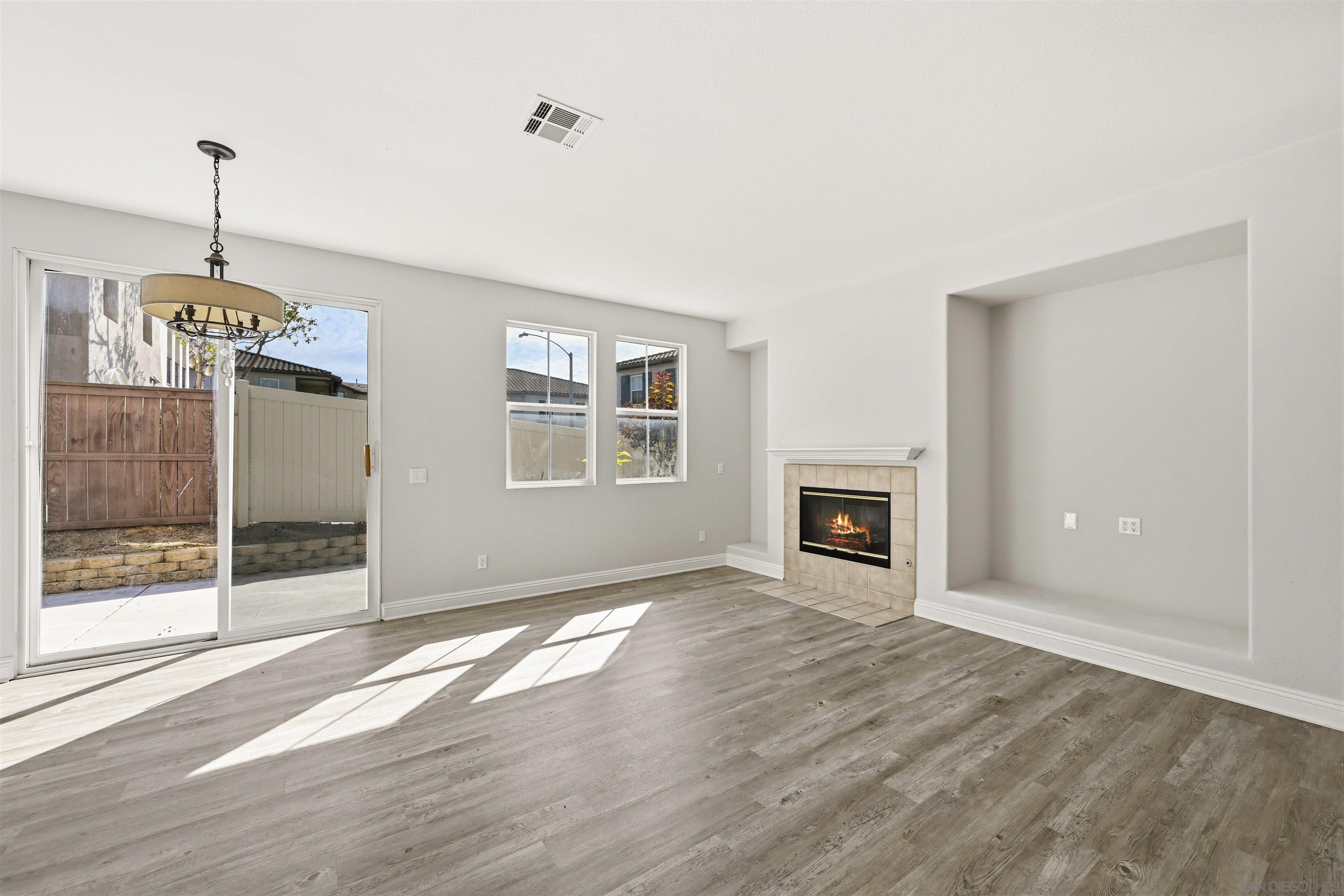 Detail Gallery Image 4 of 27 For 2732  Crown Ridge Rd  #3,  Chula Vista,  CA 91915 - 4 Beds | 2/1 Baths