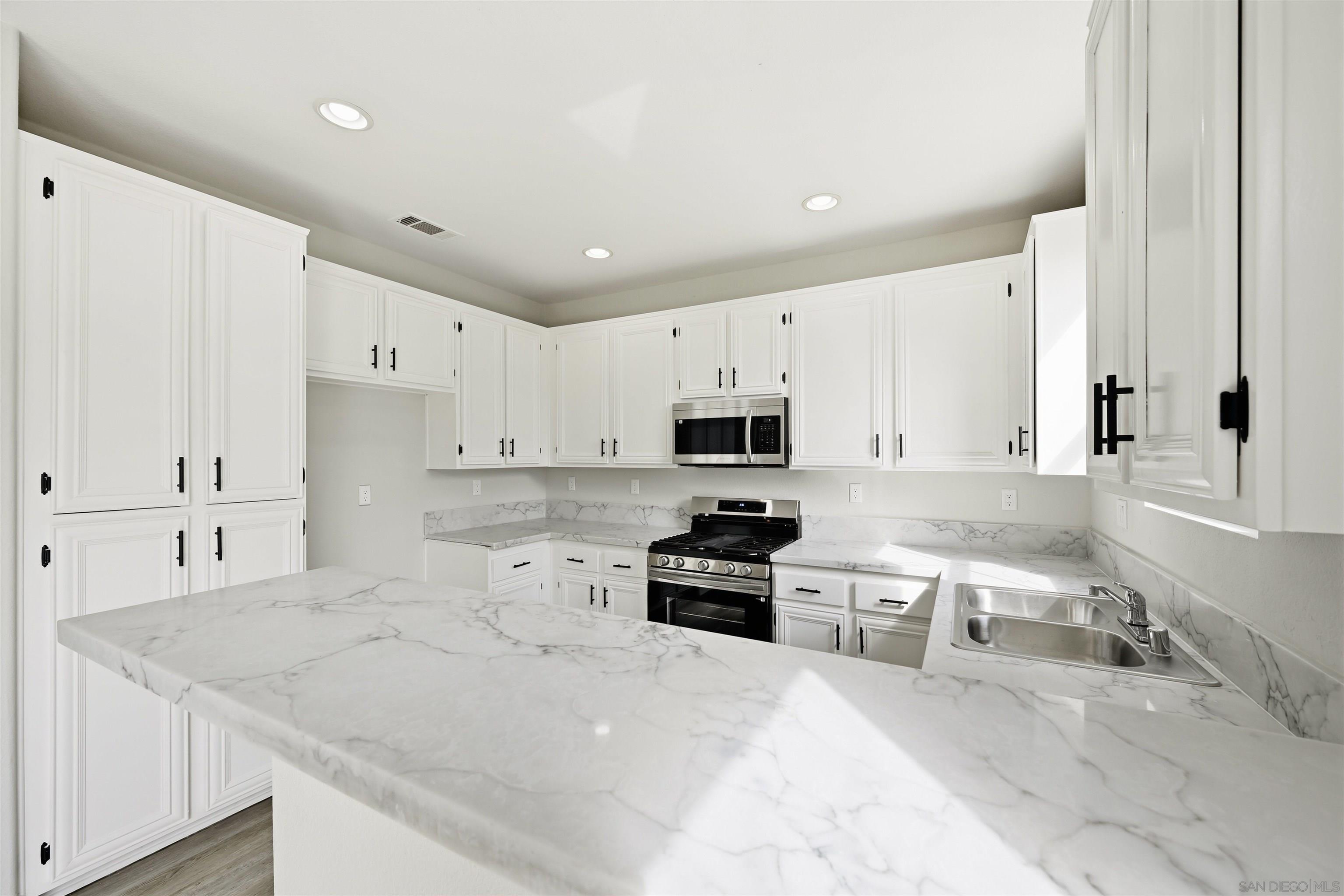 Detail Gallery Image 6 of 27 For 2732  Crown Ridge Rd  #3,  Chula Vista,  CA 91915 - 4 Beds | 2/1 Baths