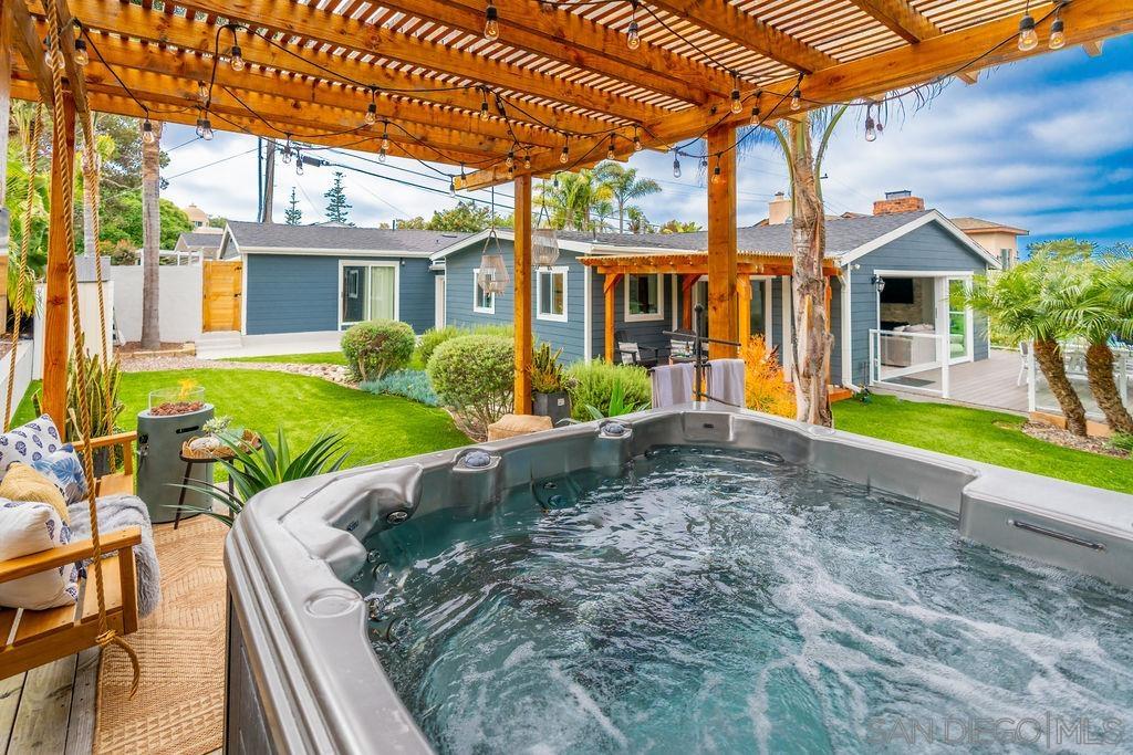 Detail Gallery Image 3 of 54 For 7904  Calle De La Plata, La Jolla,  CA 92037 - 4 Beds | 4/1 Baths