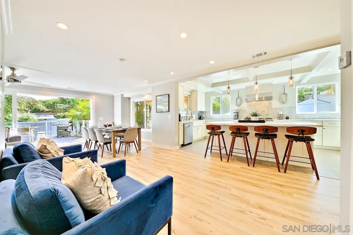 Detail Gallery Image 10 of 54 For 7904  Calle De La Plata, La Jolla,  CA 92037 - 4 Beds | 4/1 Baths