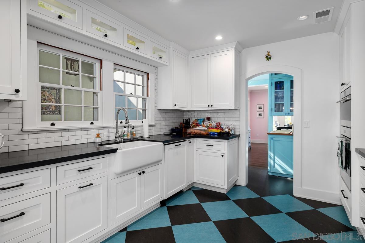 Detail Gallery Image 13 of 37 For 532  Marina Ave, Coronado,  CA 92118 - 6 Beds | 3/2 Baths