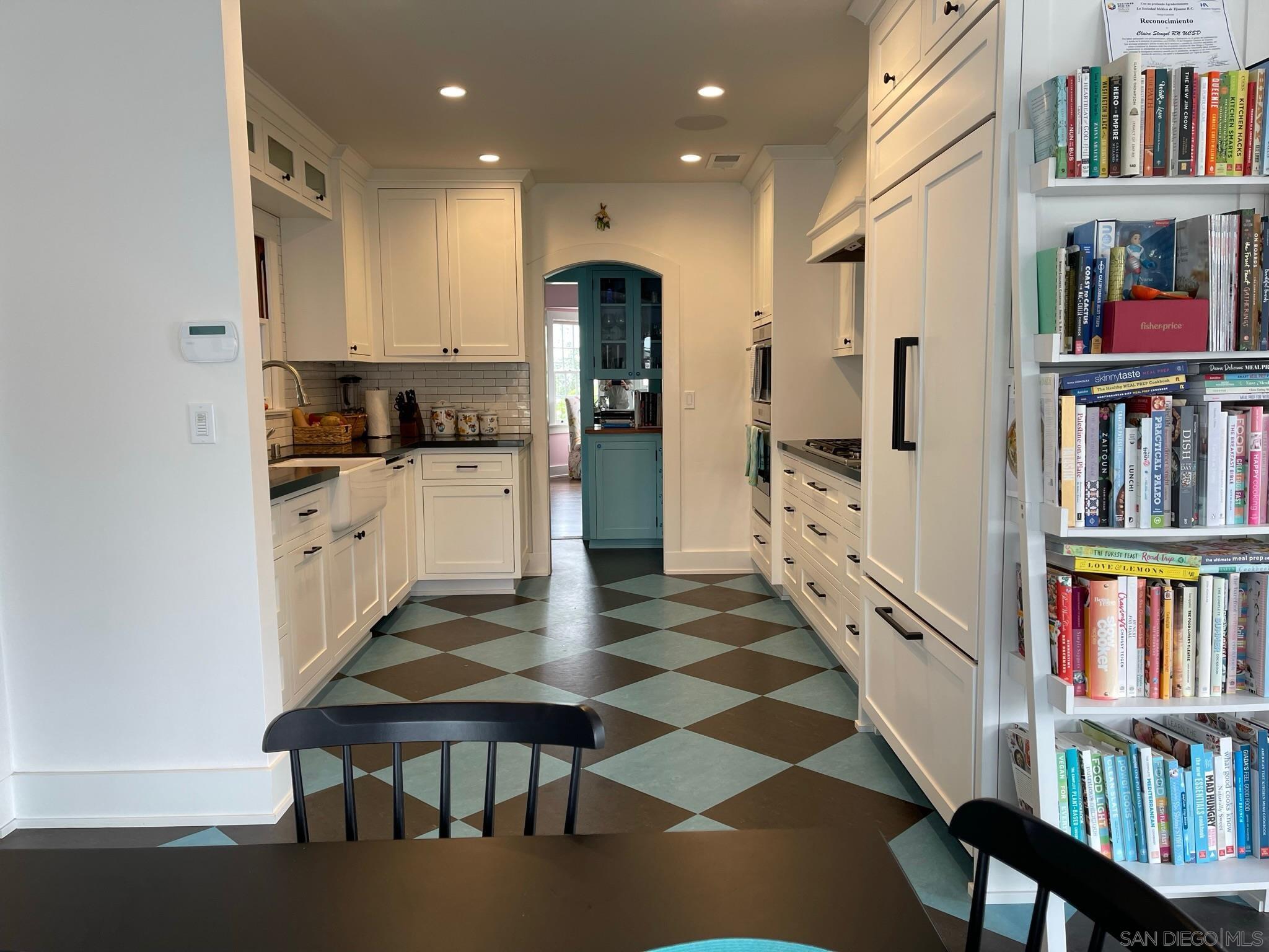 Detail Gallery Image 13 of 30 For 532  Marina Ave, Coronado,  CA 92118 - 7 Beds | 4/2 Baths