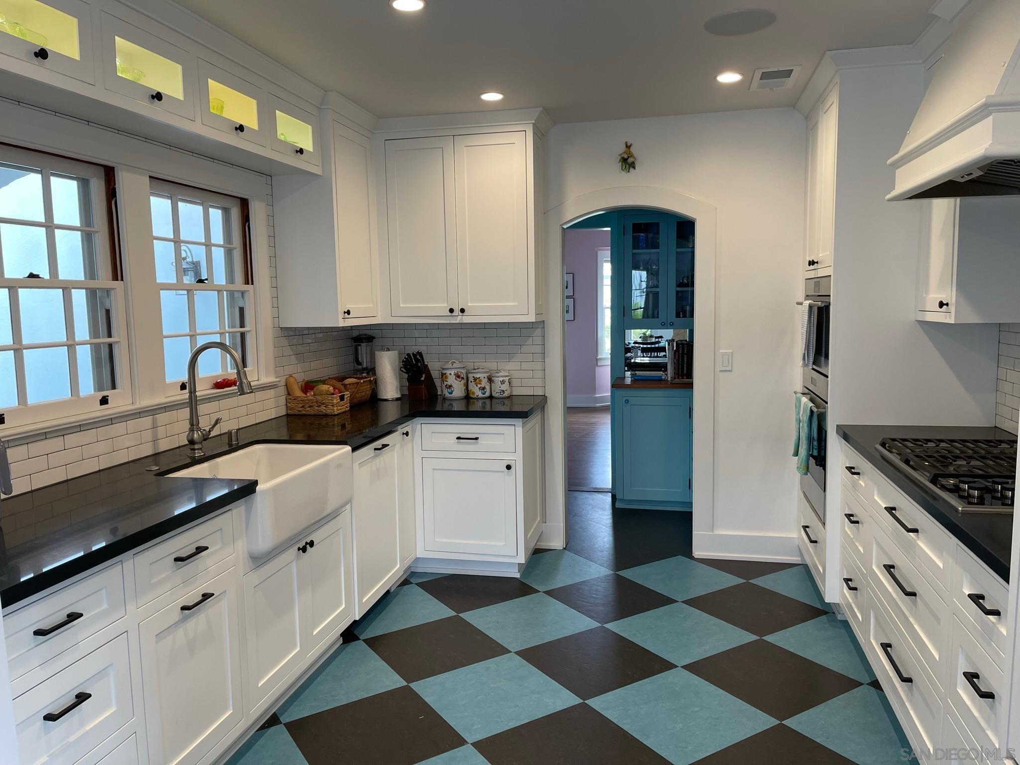 Detail Gallery Image 14 of 30 For 532  Marina Ave, Coronado,  CA 92118 - 7 Beds | 4/2 Baths