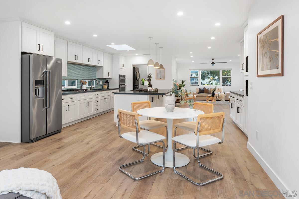 Detail Gallery Image 11 of 47 For 2152  Emerald St, San Diego,  CA 92109 - 4 Beds | 3 Baths