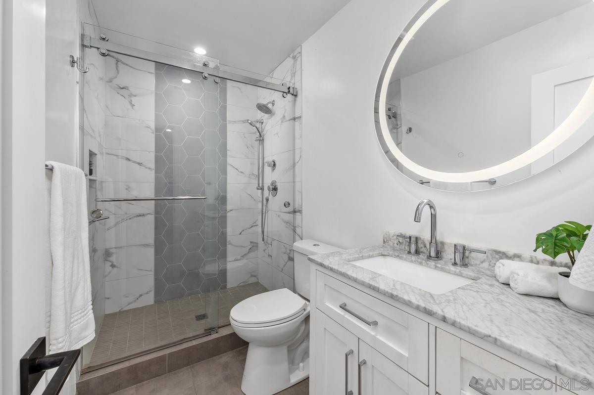 Detail Gallery Image 14 of 47 For 2152  Emerald St, San Diego,  CA 92109 - 4 Beds | 3 Baths