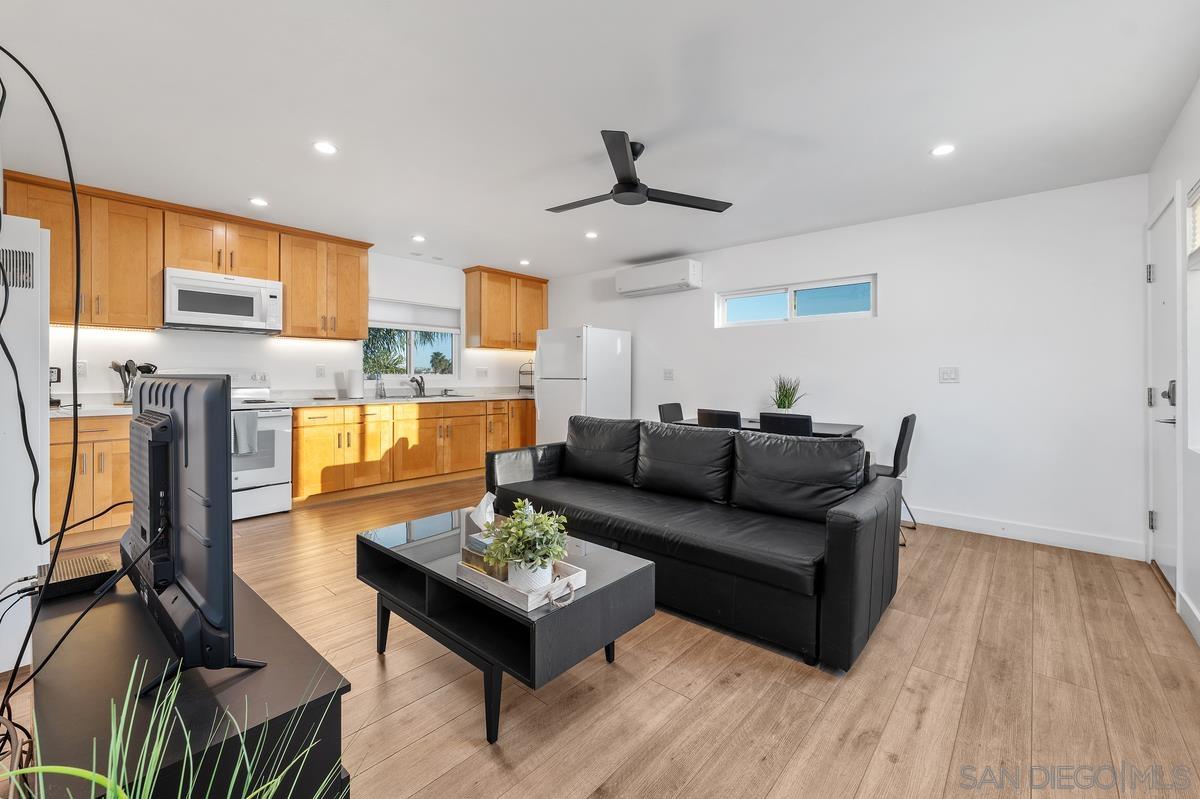 Detail Gallery Image 29 of 47 For 2152  Emerald St, San Diego,  CA 92109 - 4 Beds | 3 Baths