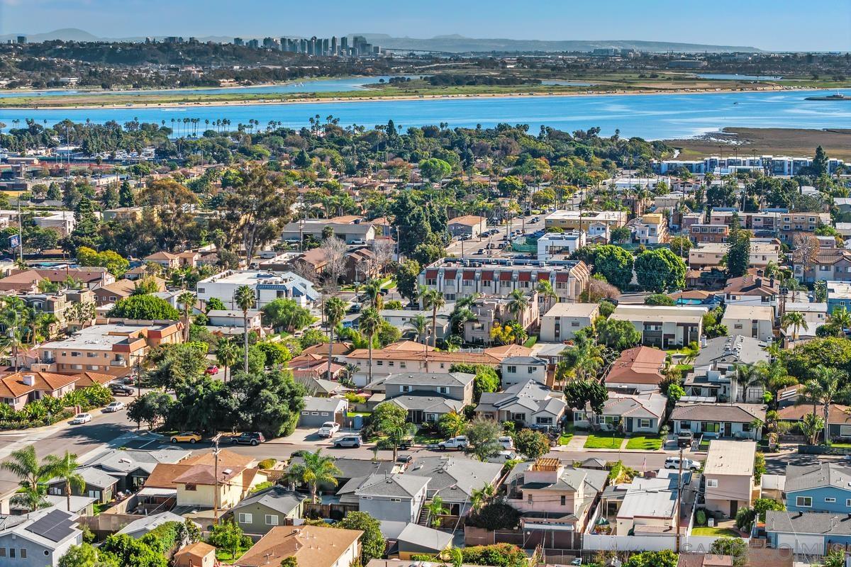 Detail Gallery Image 40 of 47 For 2152  Emerald St, San Diego,  CA 92109 - 4 Beds | 3 Baths