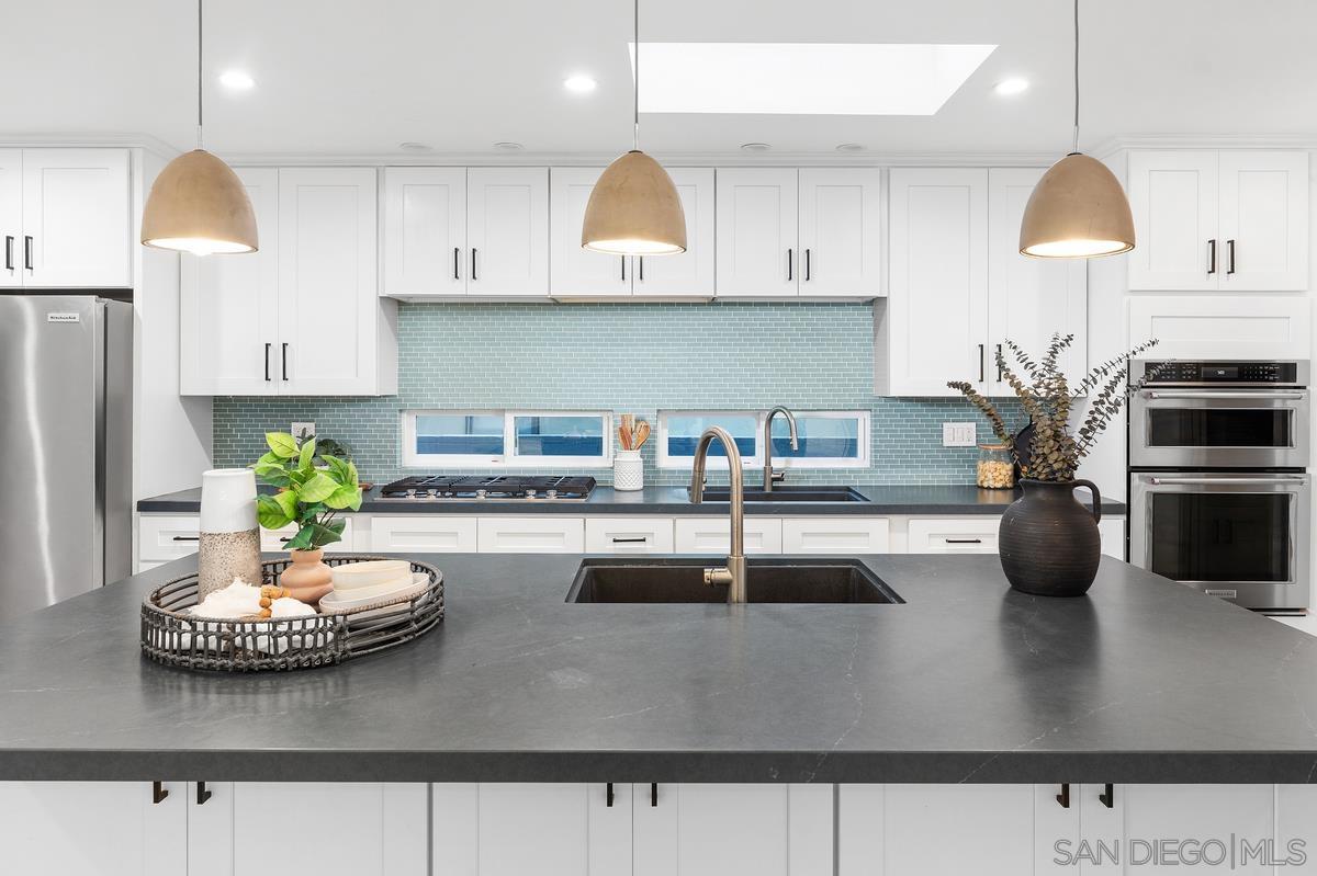 Detail Gallery Image 9 of 47 For 2152  Emerald St, San Diego,  CA 92109 - 4 Beds | 3 Baths