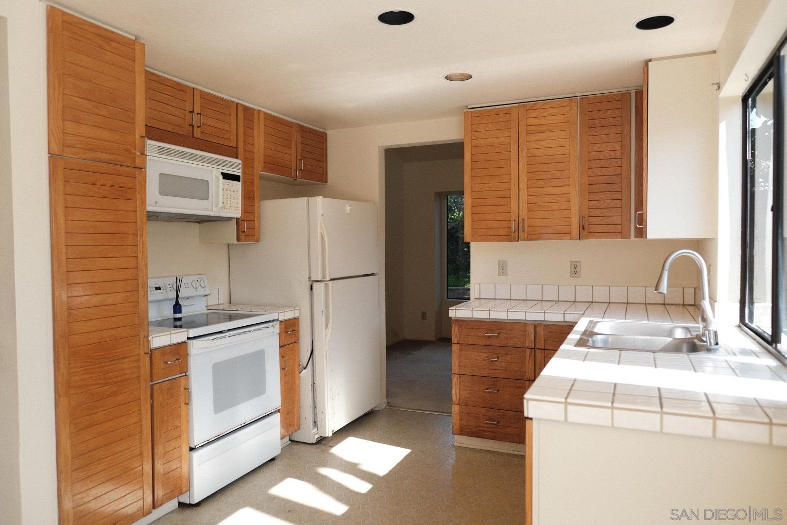 Detail Gallery Image 8 of 34 For 6306  Caminito Del Cervato, San Diego,  CA 92111 - 2 Beds | 2/1 Baths