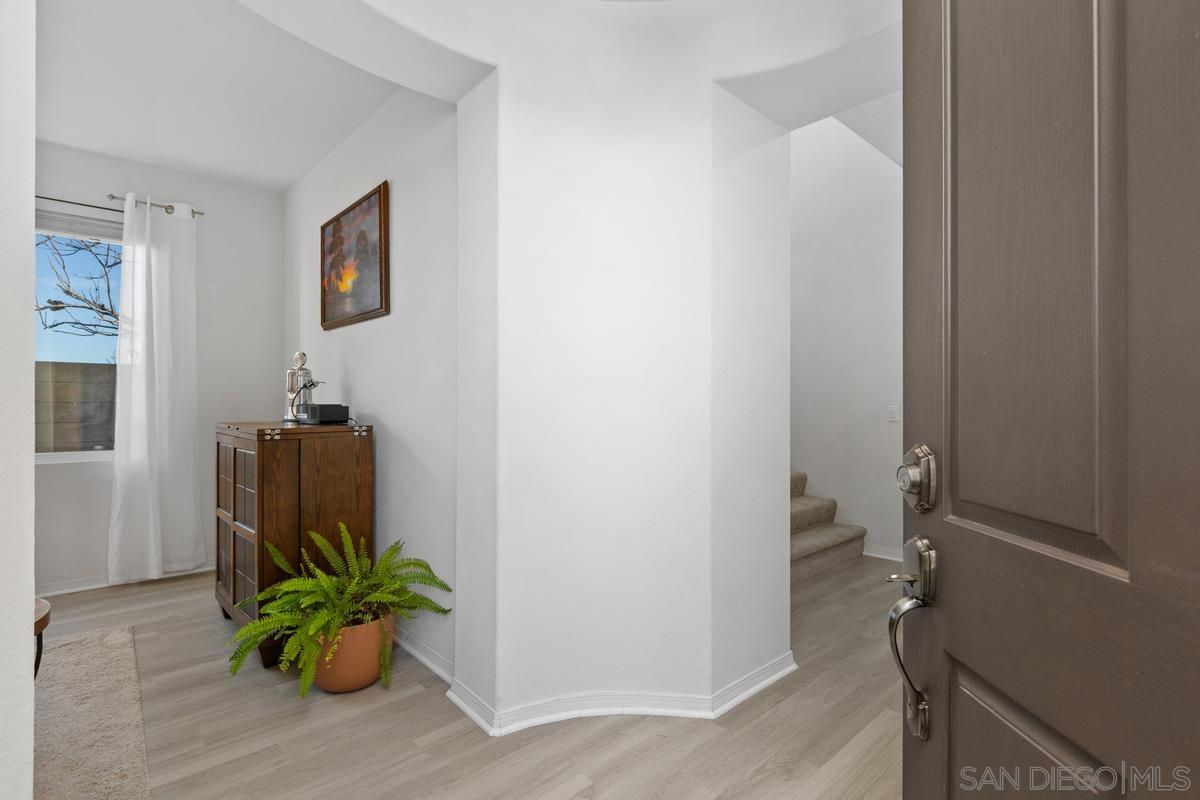 Detail Gallery Image 2 of 26 For 475  Taylor Dr, Oceanside,  CA 92056 - 5 Beds | 3 Baths