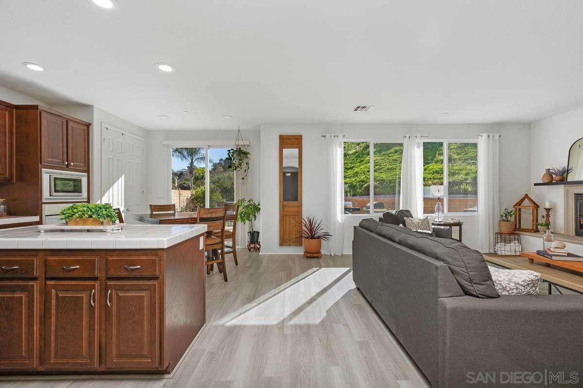 Detail Gallery Image 11 of 26 For 475  Taylor Dr, Oceanside,  CA 92056 - 5 Beds | 3 Baths