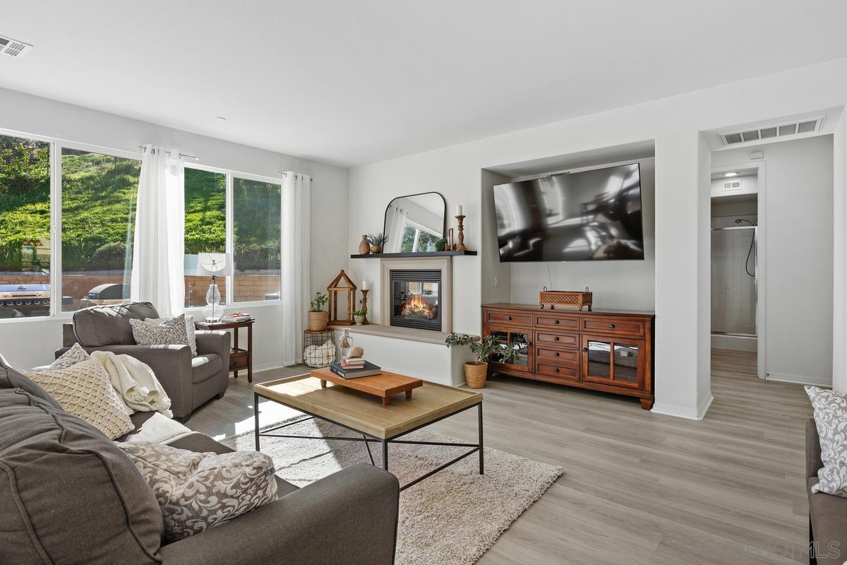 Detail Gallery Image 5 of 26 For 475  Taylor Dr, Oceanside,  CA 92056 - 5 Beds | 3 Baths