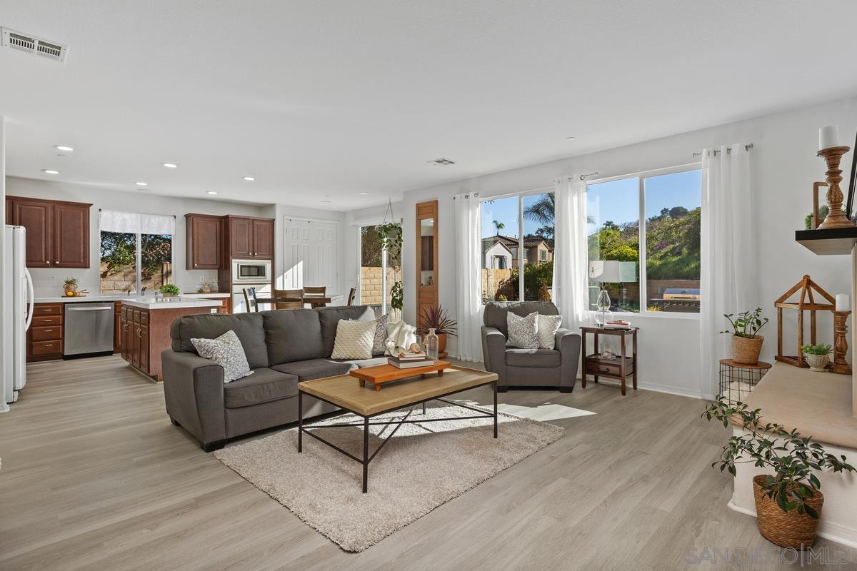 Detail Gallery Image 6 of 27 For 475  Taylor Dr, Oceanside,  CA 92056 - 5 Beds | 3 Baths