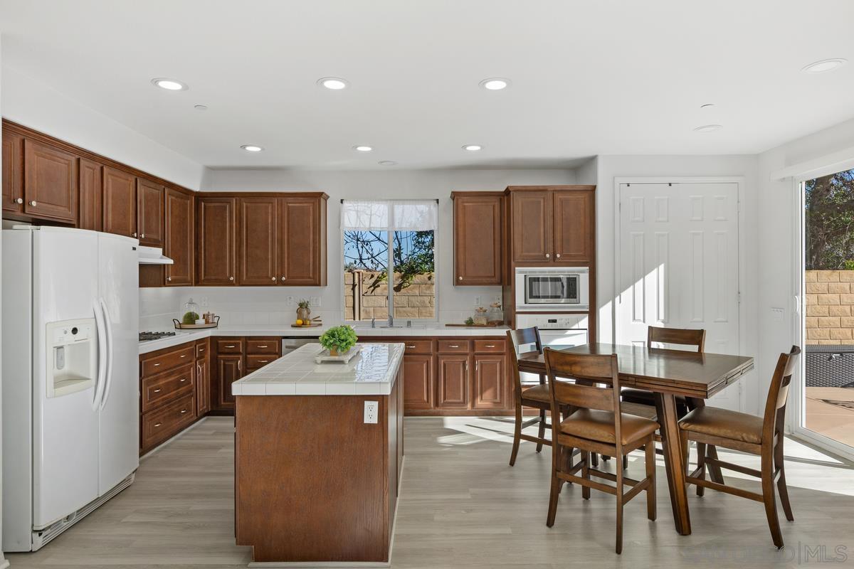 Detail Gallery Image 8 of 26 For 475  Taylor Dr, Oceanside,  CA 92056 - 5 Beds | 3 Baths