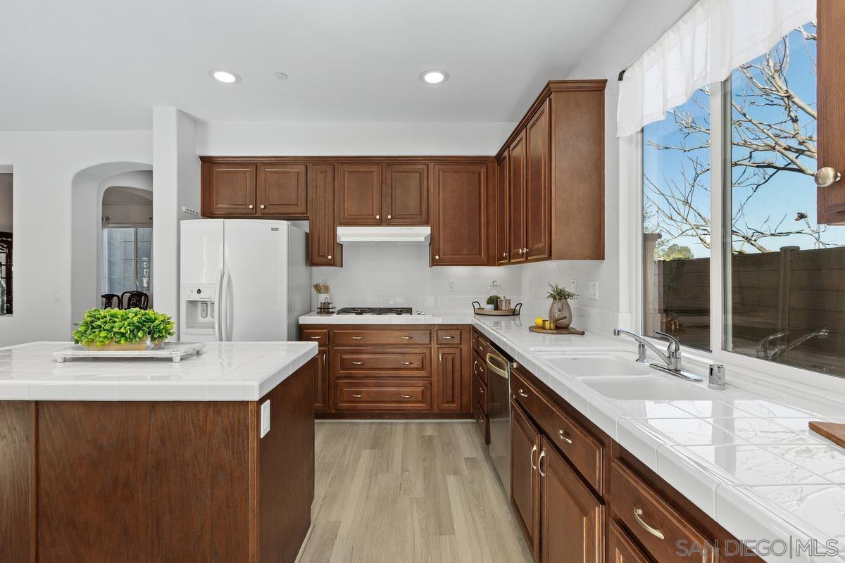 Detail Gallery Image 9 of 27 For 475  Taylor Dr, Oceanside,  CA 92056 - 5 Beds | 3 Baths