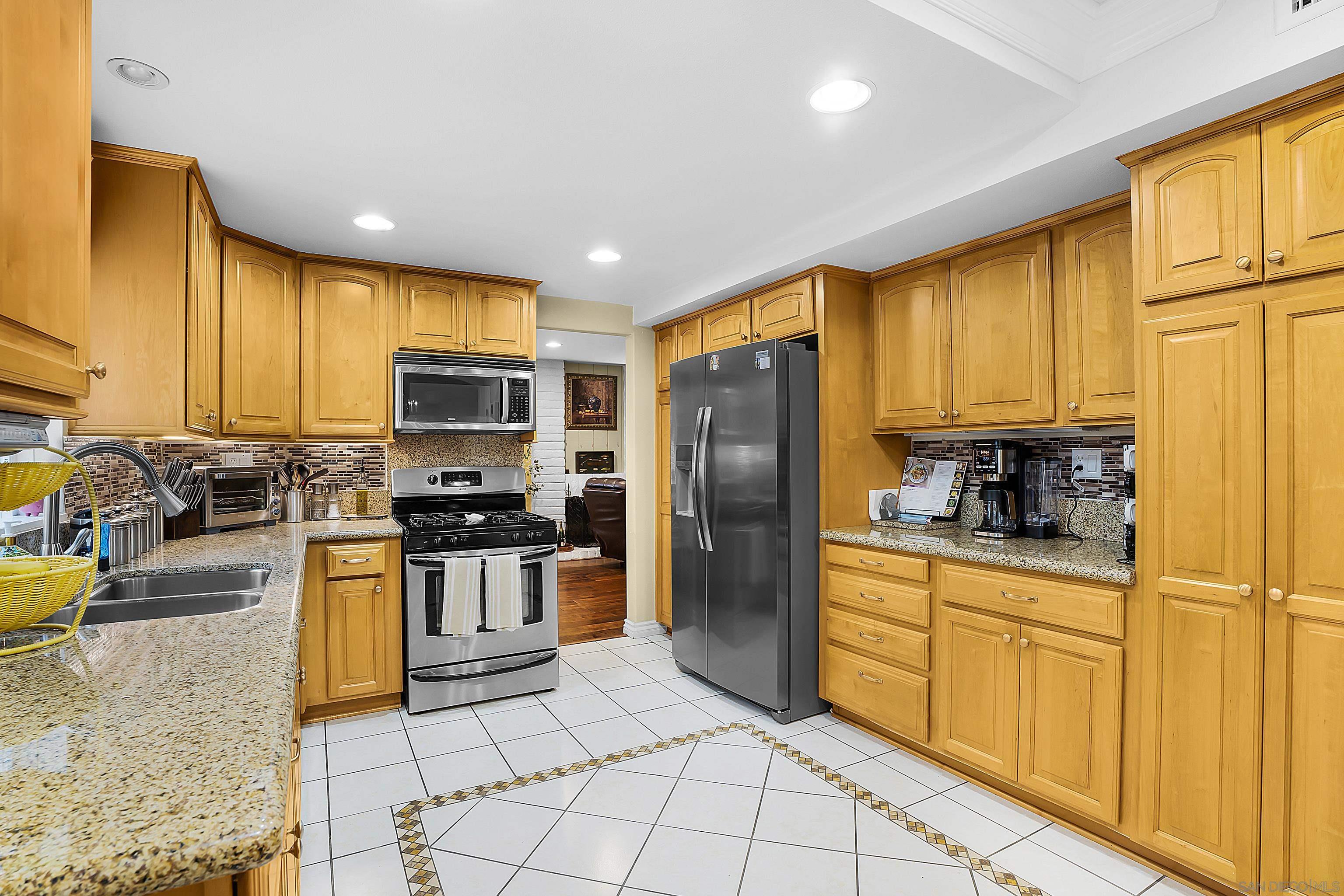 Detail Gallery Image 9 of 33 For 690  False Point Ct, Chula Vista,  CA 91911 - 4 Beds | 2/1 Baths