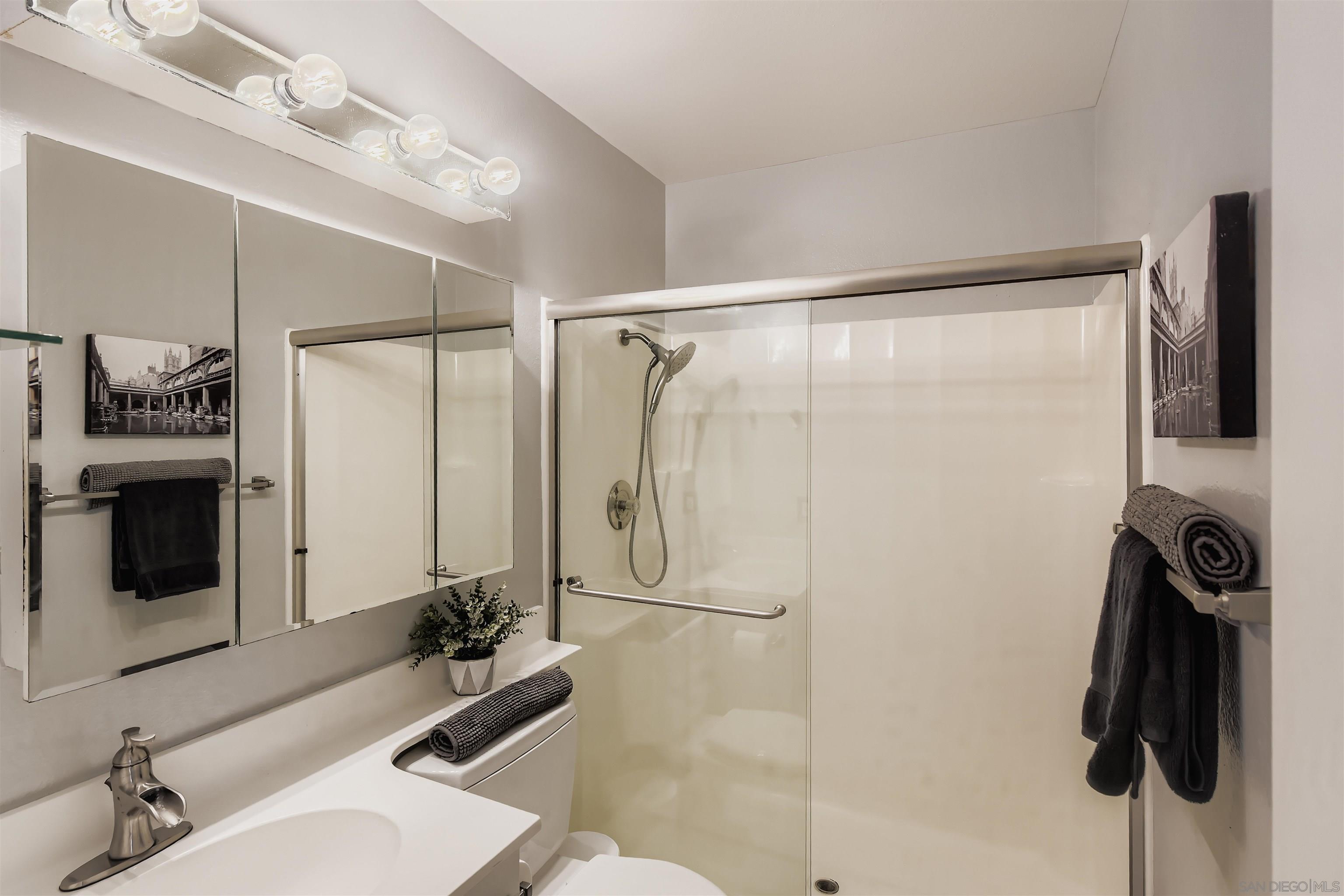 Detail Gallery Image 21 of 33 For 5059  La Cuenta Dr, San Diego,  CA 92124 - 4 Beds | 2/1 Baths