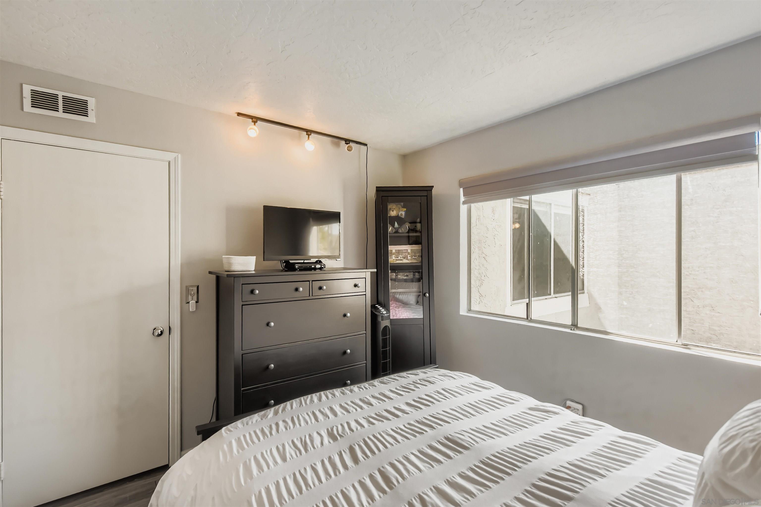 Detail Gallery Image 23 of 33 For 5059  La Cuenta Dr, San Diego,  CA 92124 - 4 Beds | 2/1 Baths