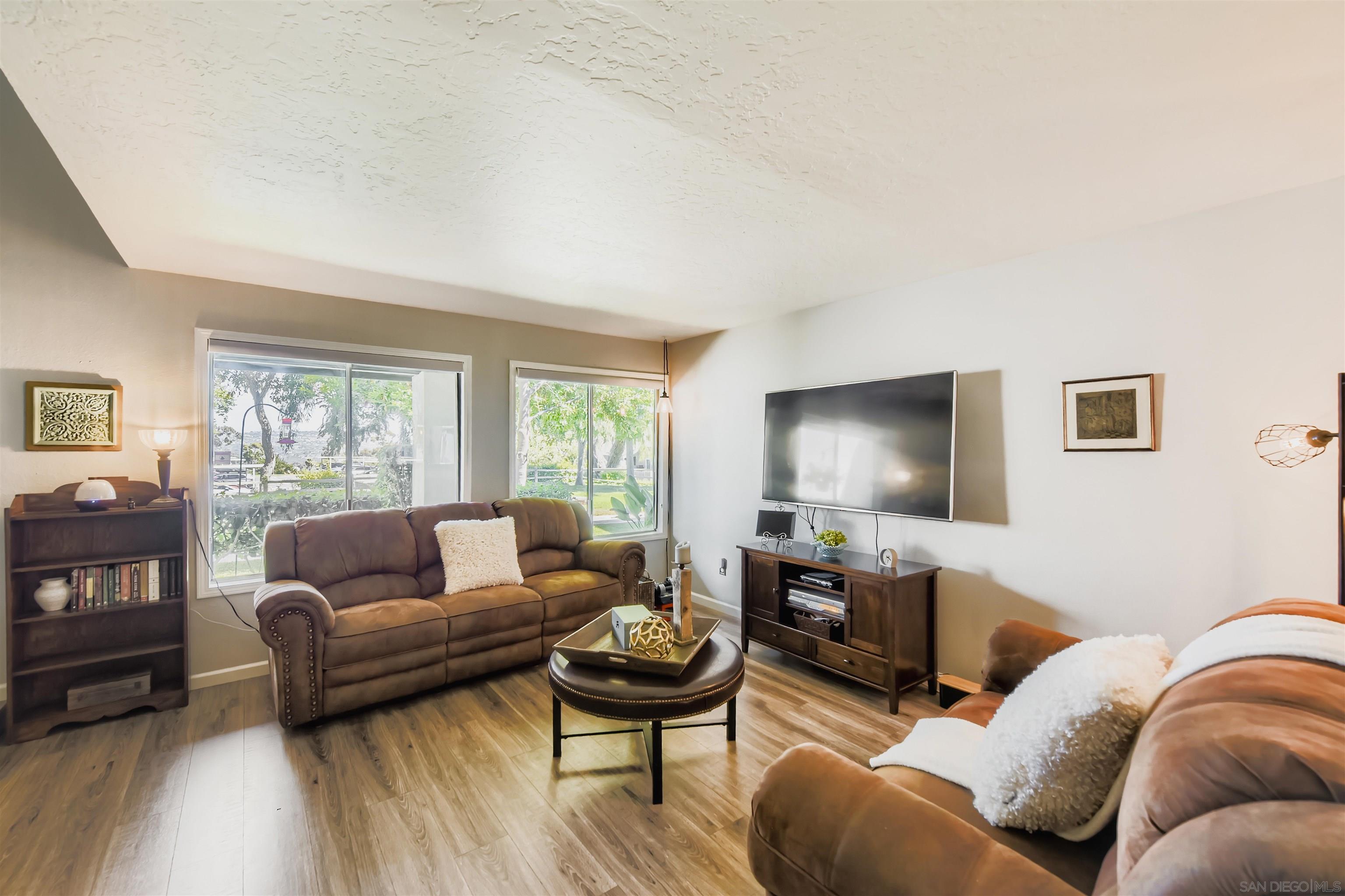 Detail Gallery Image 7 of 33 For 5059  La Cuenta Dr, San Diego,  CA 92124 - 4 Beds | 2/1 Baths