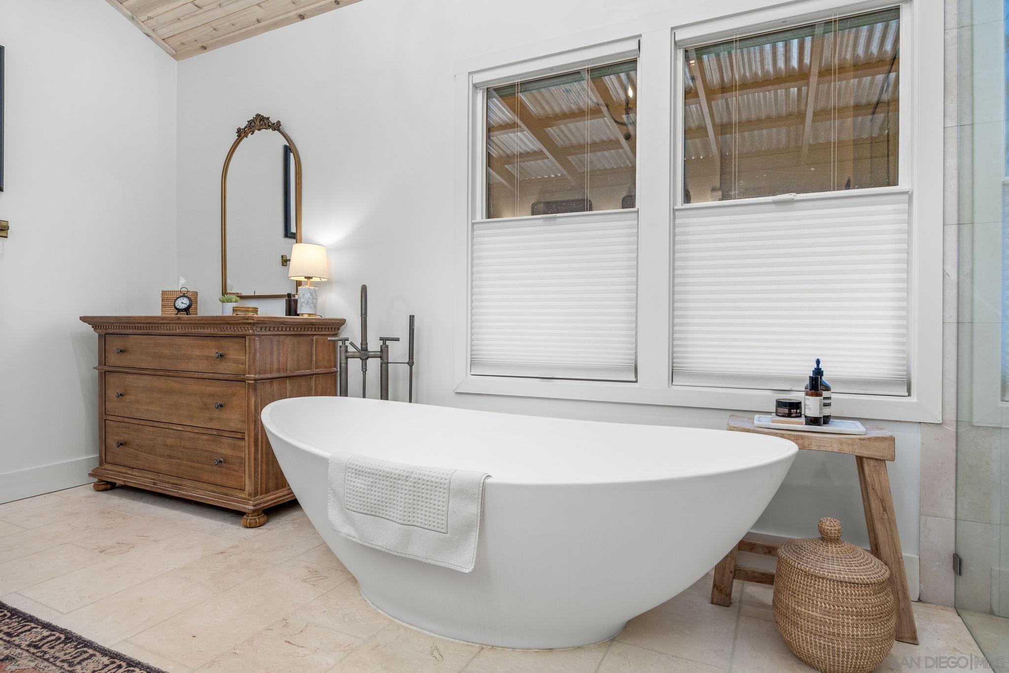 Detail Gallery Image 12 of 55 For 554 & 556  Stratford Dr, Encinitas,  CA 92024 - 7 Beds | 6/1 Baths