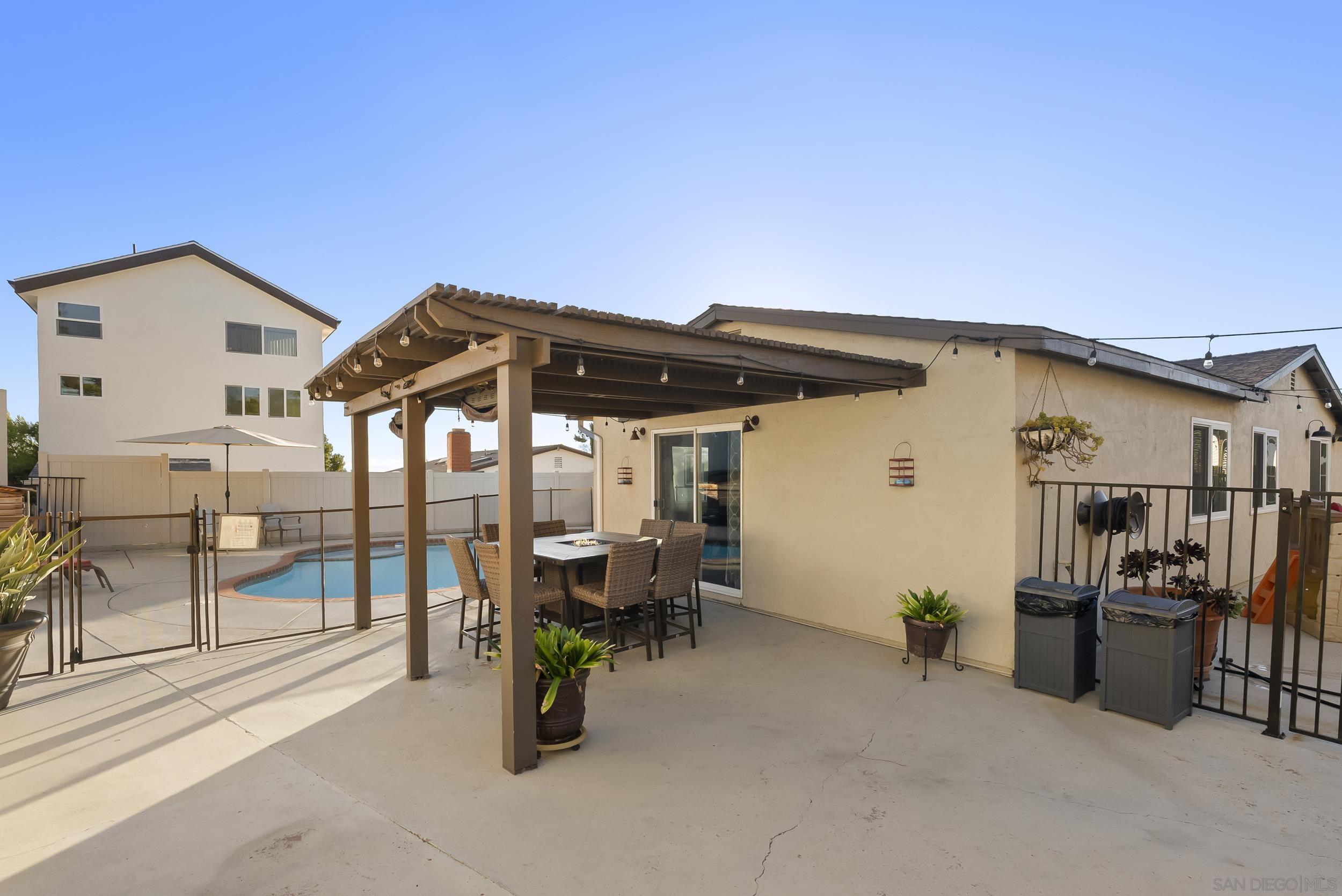 Detail Gallery Image 11 of 55 For 12979  Calle De Las Rosas, San Diego,  CA 92129 - 4 Beds | 2 Baths